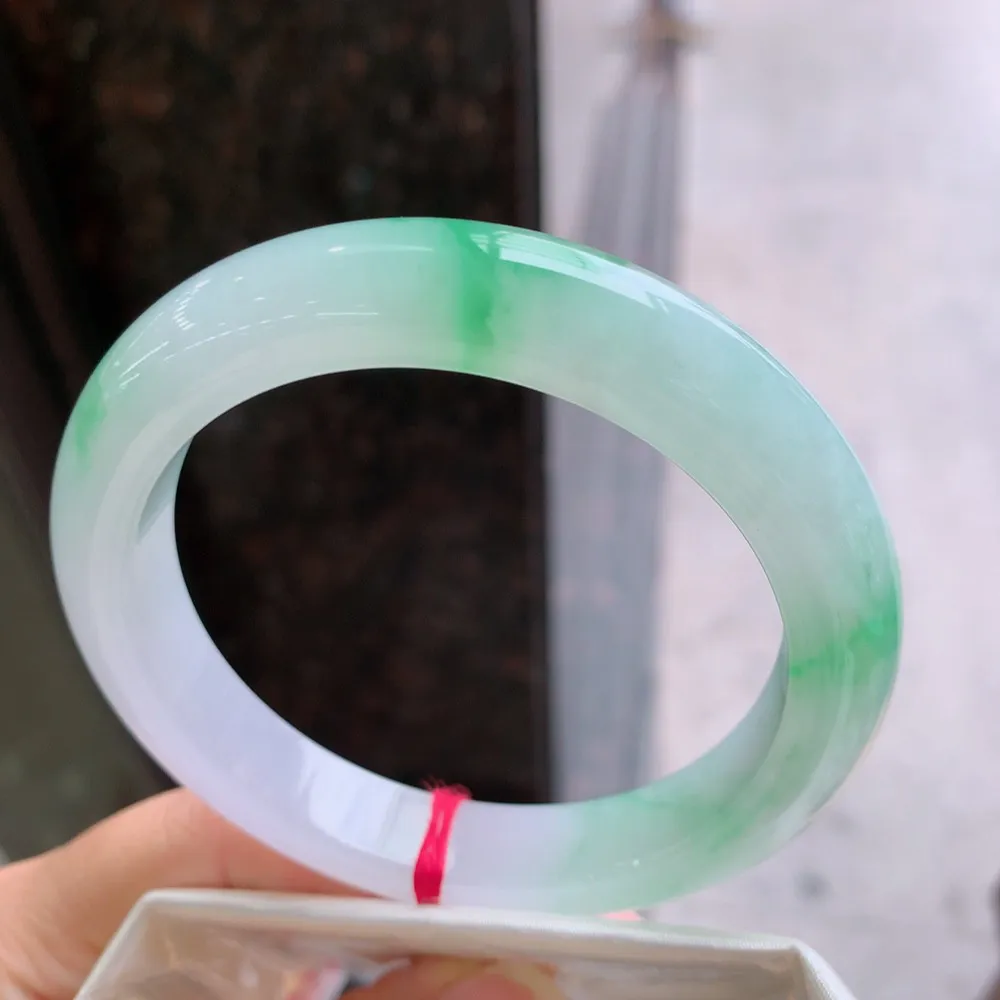 正圈高冰阳绿 无瑕 尺寸:61.2/11.8/9.7 种色兼备 大圈口