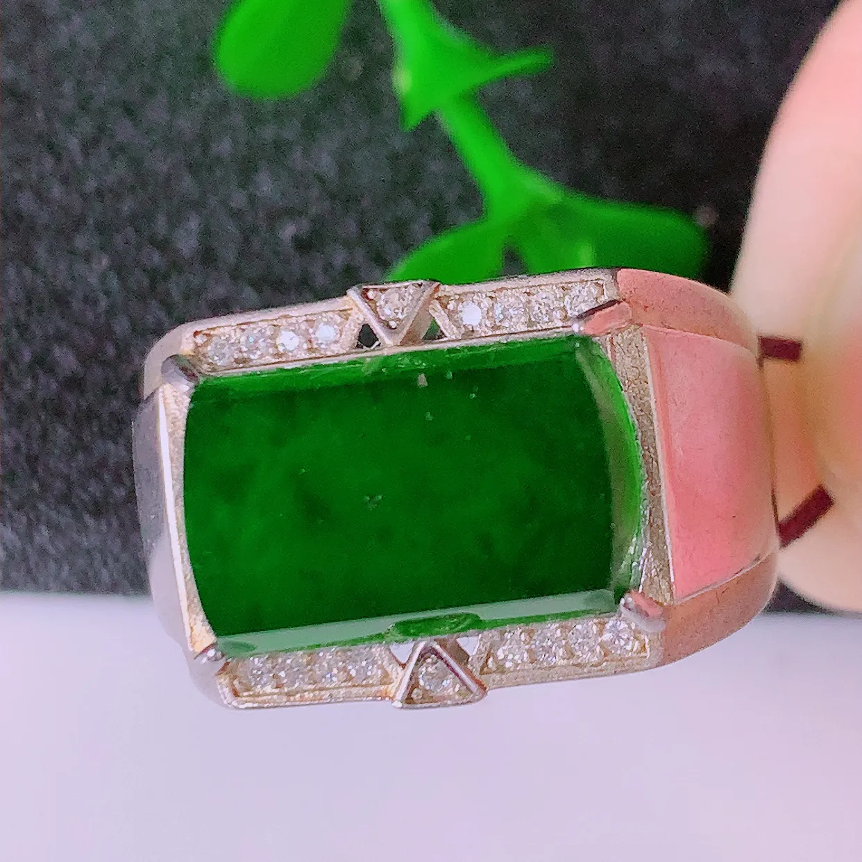 冰透满绿翡翠925银镶嵌马鞍戒指，自然光实拍，翠色灵动，颜色漂亮，种老水足，品相佳，佩戴佳品！#97