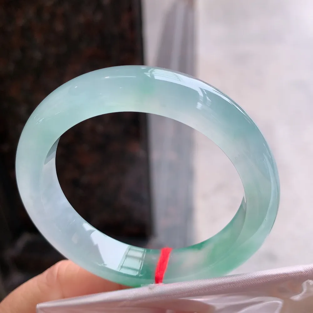 正圈冰玻绿 微棉絮不影响 无纹裂 尺寸:51.1/11.7/8.2 种色俱佳 