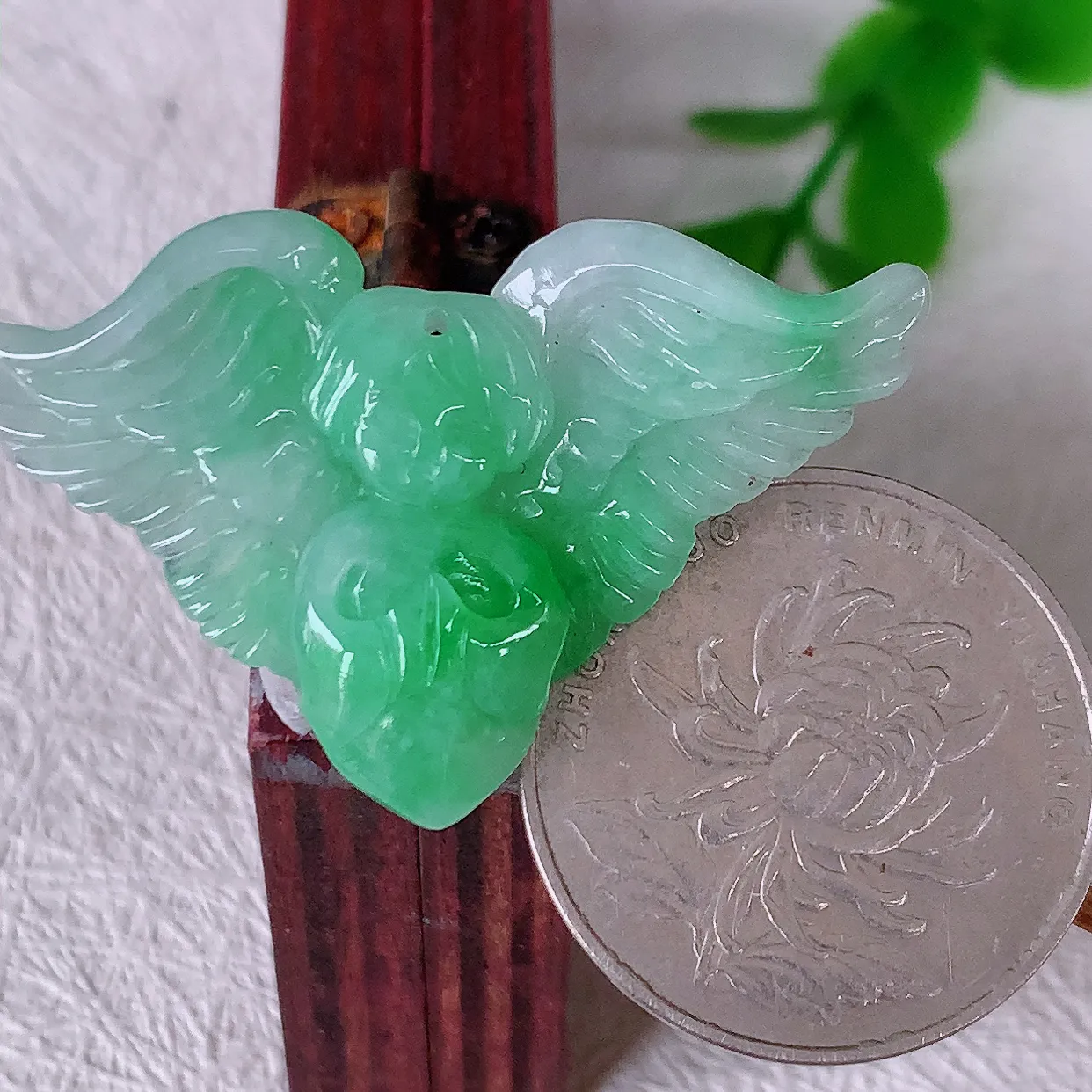 自然光实拍，水润飘绿翡翠天使吊坠，翠色灵动，玉质细腻，颜色漂亮，品相佳，佩戴佳品！#57.17