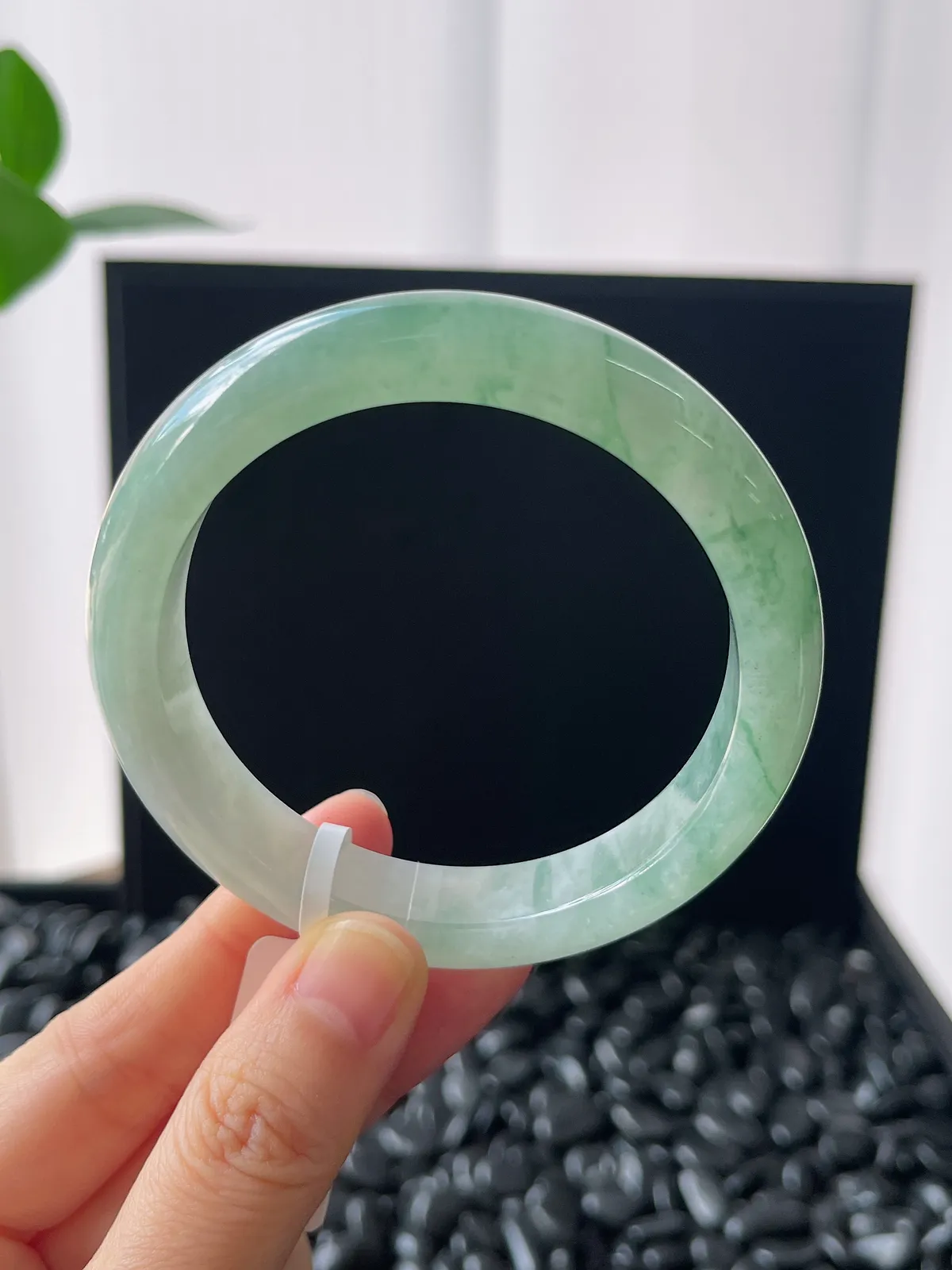 正圈56.5圈口，翡翠冰糯种淡绿色手镯