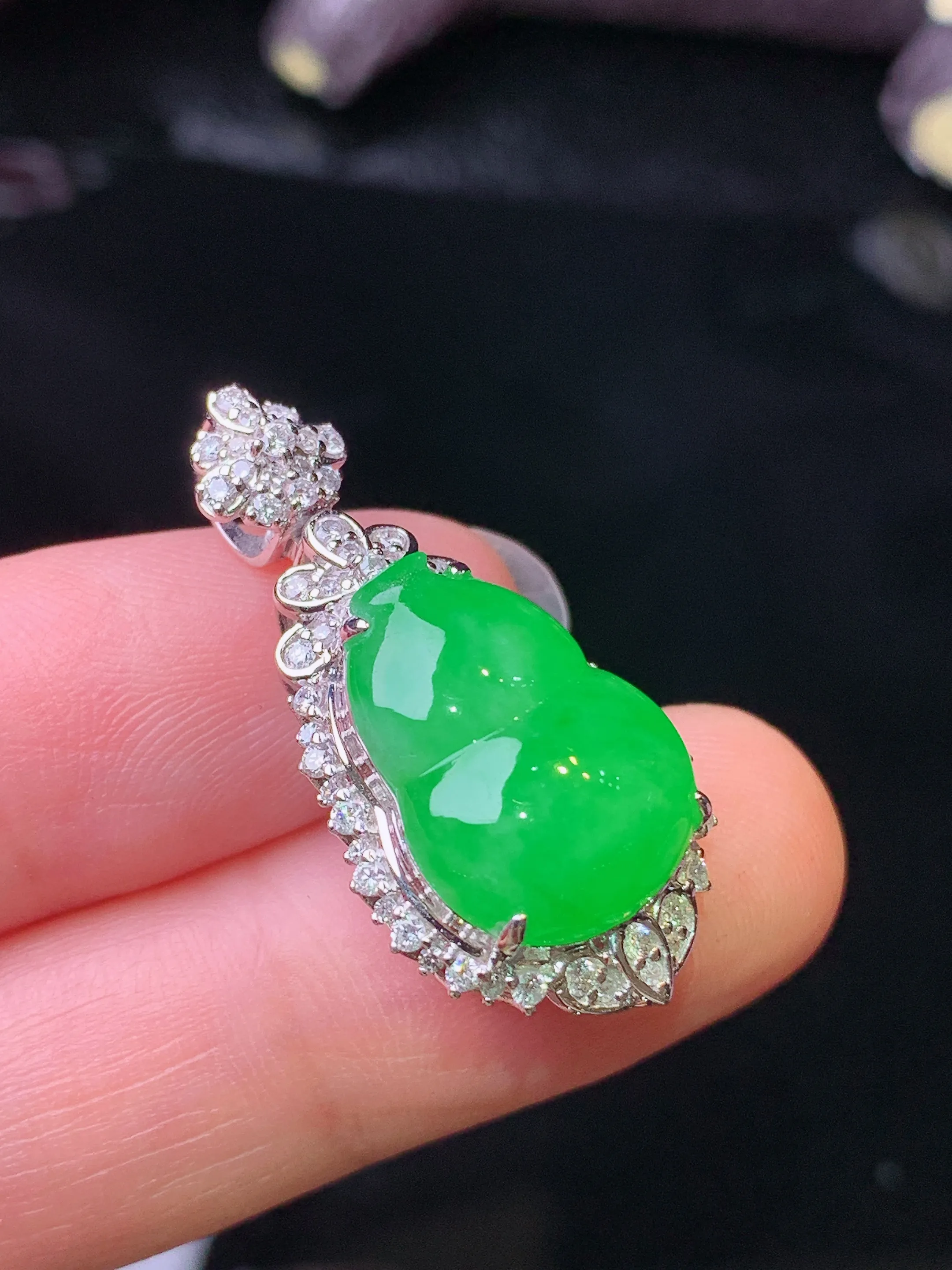 18k金钻镶嵌翠绿葫芦吊坠 玉质细腻 色泽清新艳丽 整体尺寸29.8*15.2*11.7