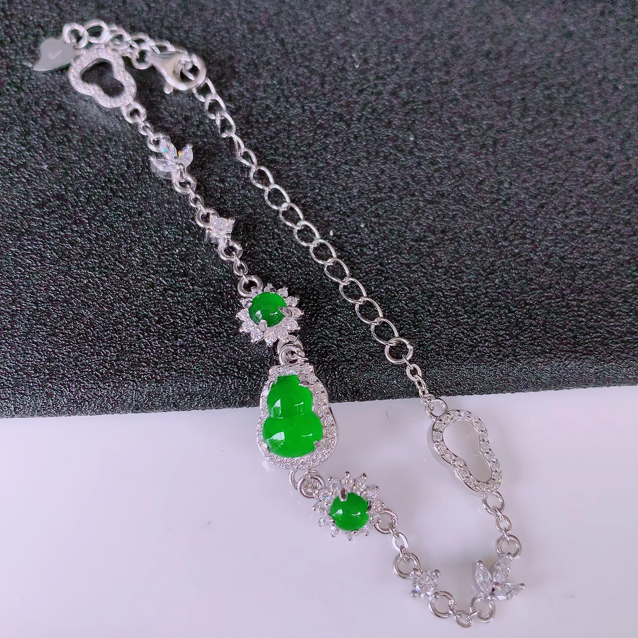 冰透满绿翡翠925银镶嵌葫芦手链，自然光实拍，翠色灵动，颜色漂亮，种老水足，品相佳，佩戴佳品！#97