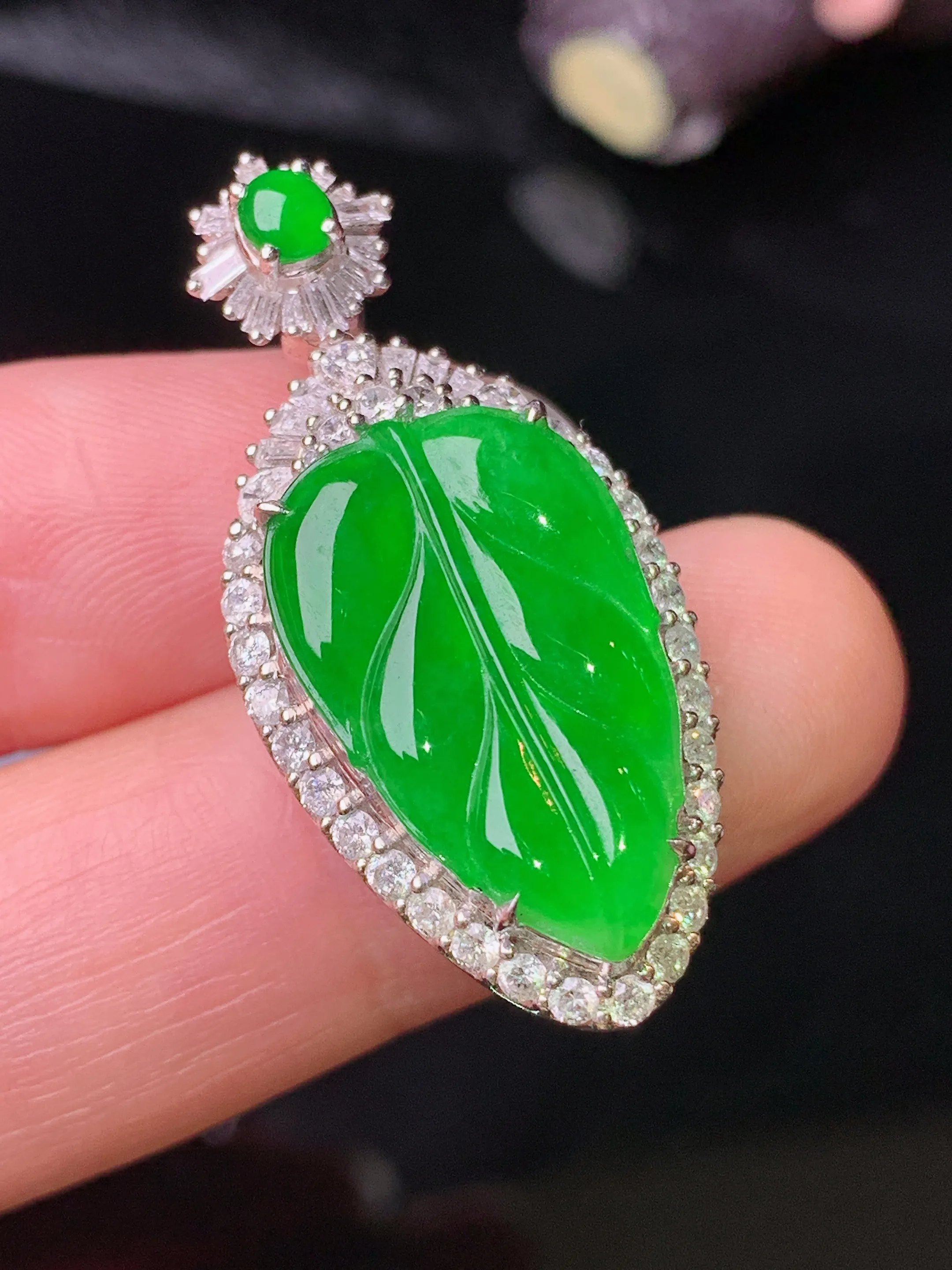 18k金钻镶嵌满绿树叶吊坠 玉质细腻 色泽清新艳丽 整体尺寸34.2*16*9