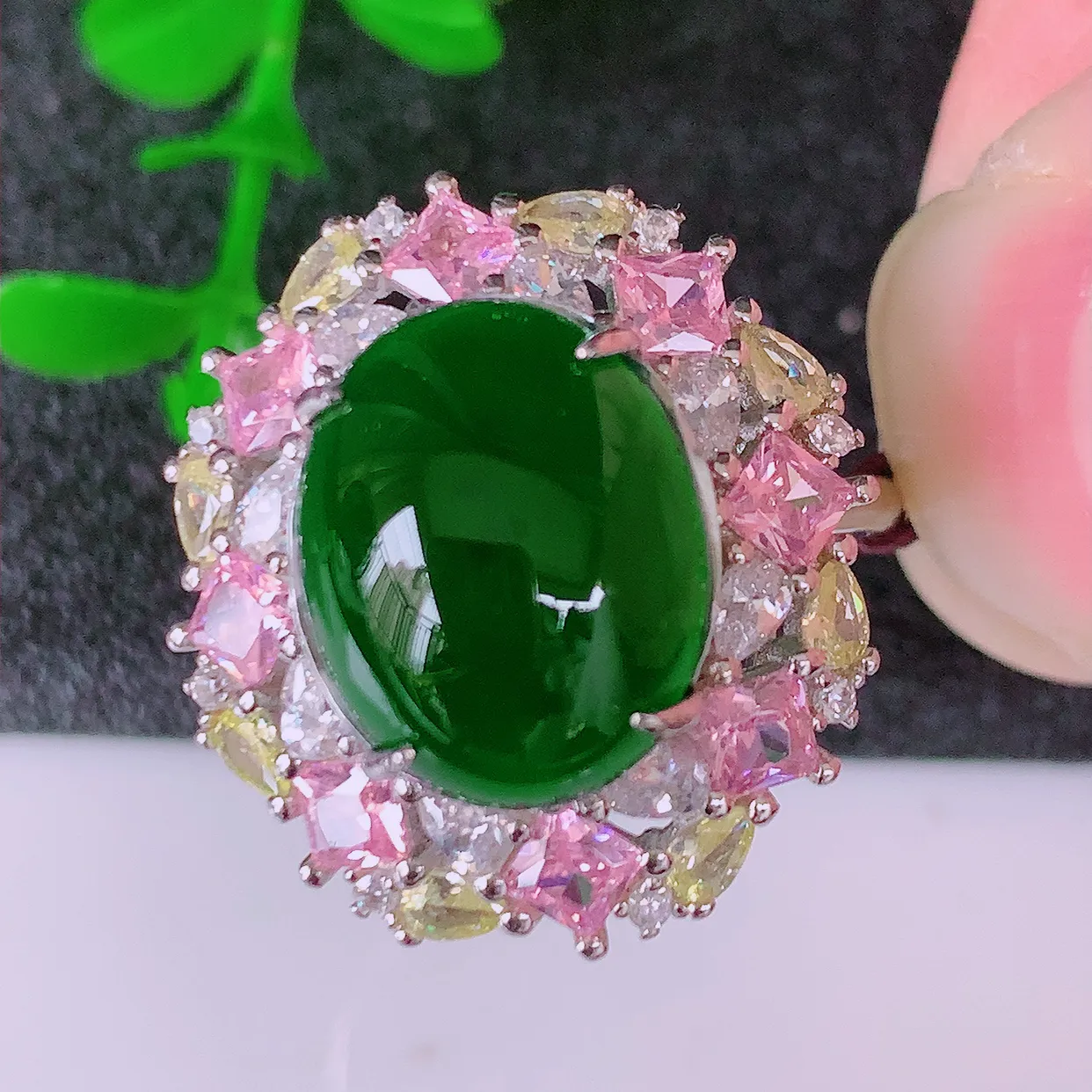 大颗冰透满绿翡翠蛋面925银镶嵌戒面，自然光实拍，翠色灵动，颜色漂亮，种老水足，品相佳，佩戴佳品！#