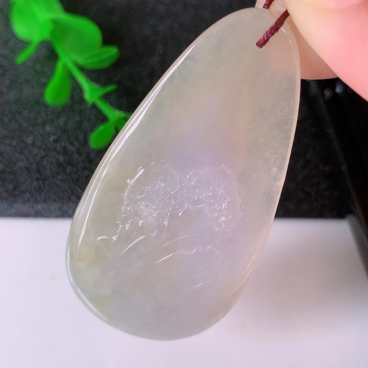 自然光实拍，冰黄翡翡翠山水牌吊坠，翡翠山水，立体生动形象，山水素材布局合理，意境感佳，佩戴上身效果更高贵 #60.17