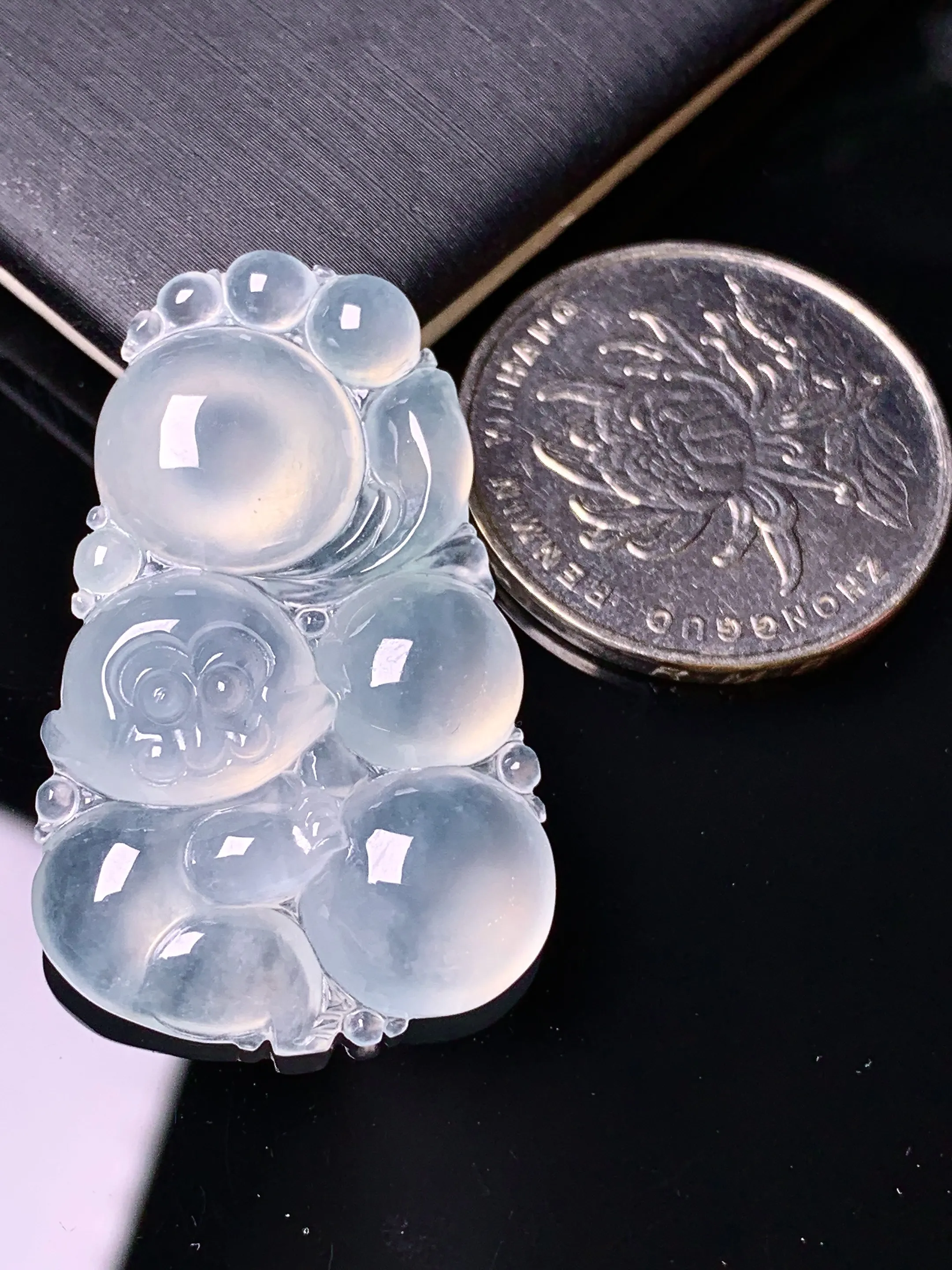 冰种灵猴献寿吊坠 玉质细腻 色泽清新艳丽 整体尺寸36.2*22.6*6