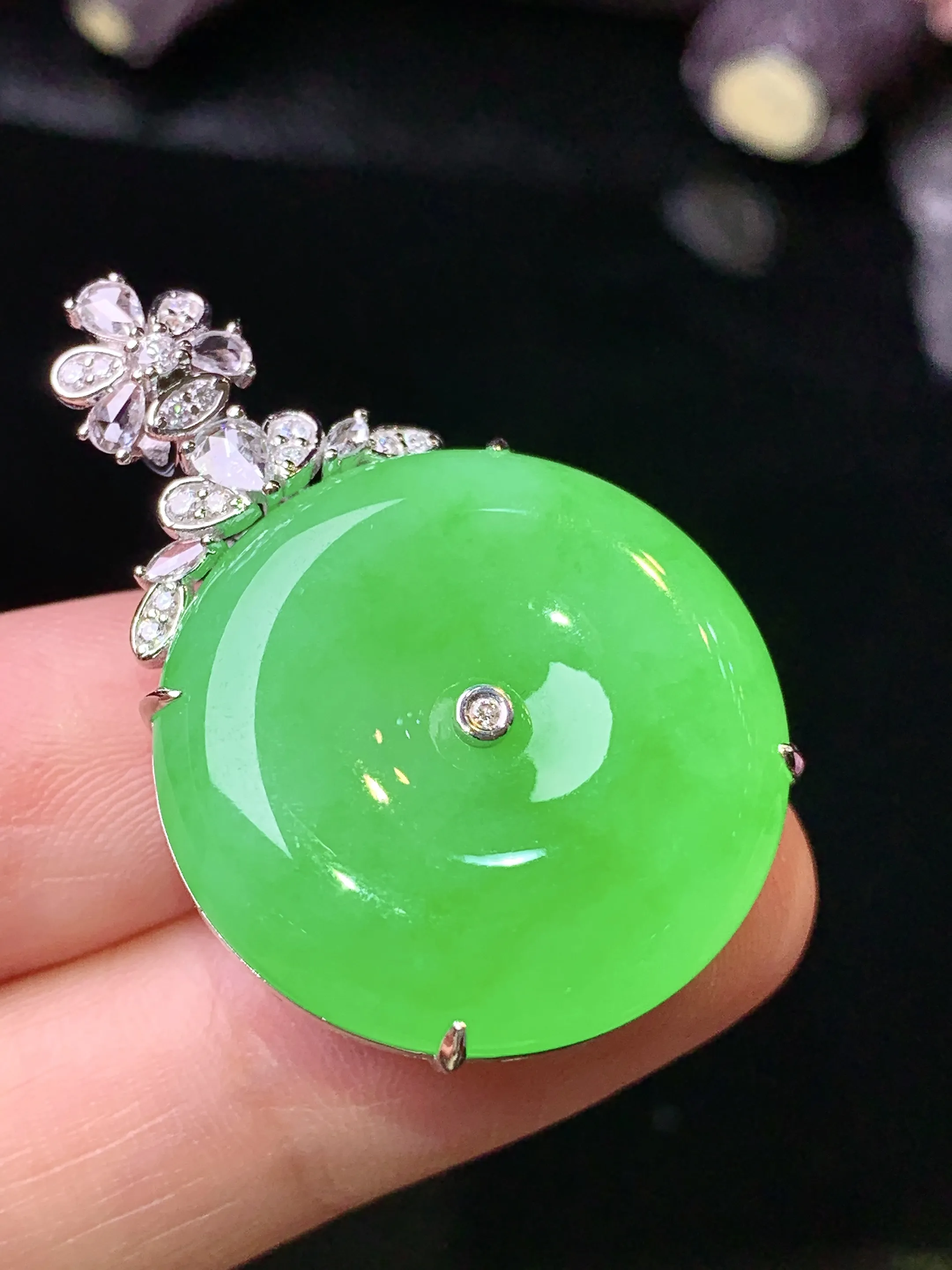 18k金钻镶嵌翠绿平安扣吊坠 玉质细腻 色泽清新艳丽 整体尺寸36*24.2*9.5