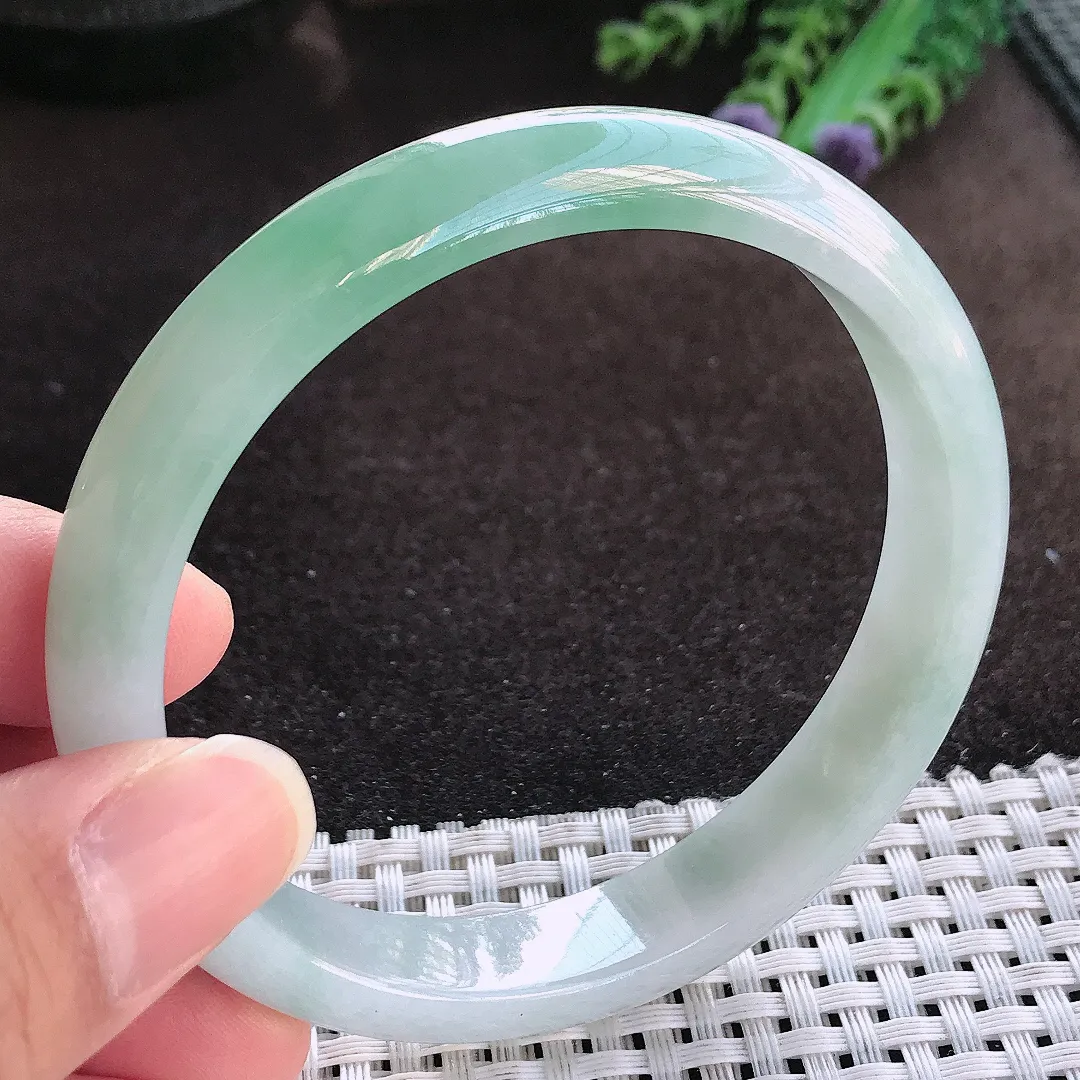 天然a货翡翠61.5/11.1/7大圈口老坑冰润飘绿手镯宽边玉手镯