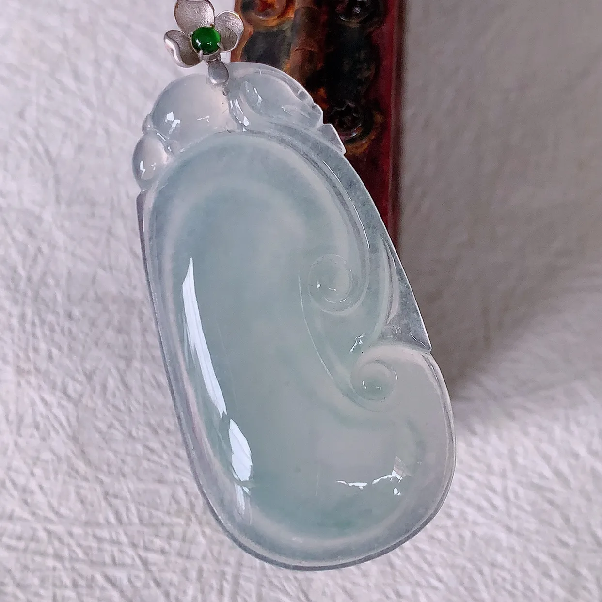 18K金镶嵌冰种翡翠如意吊坠，简单的镶嵌设计、让玉坠百搭又精致，寓意着吉祥，事事如意！#12.17整体44.5裸石38.5*20*5