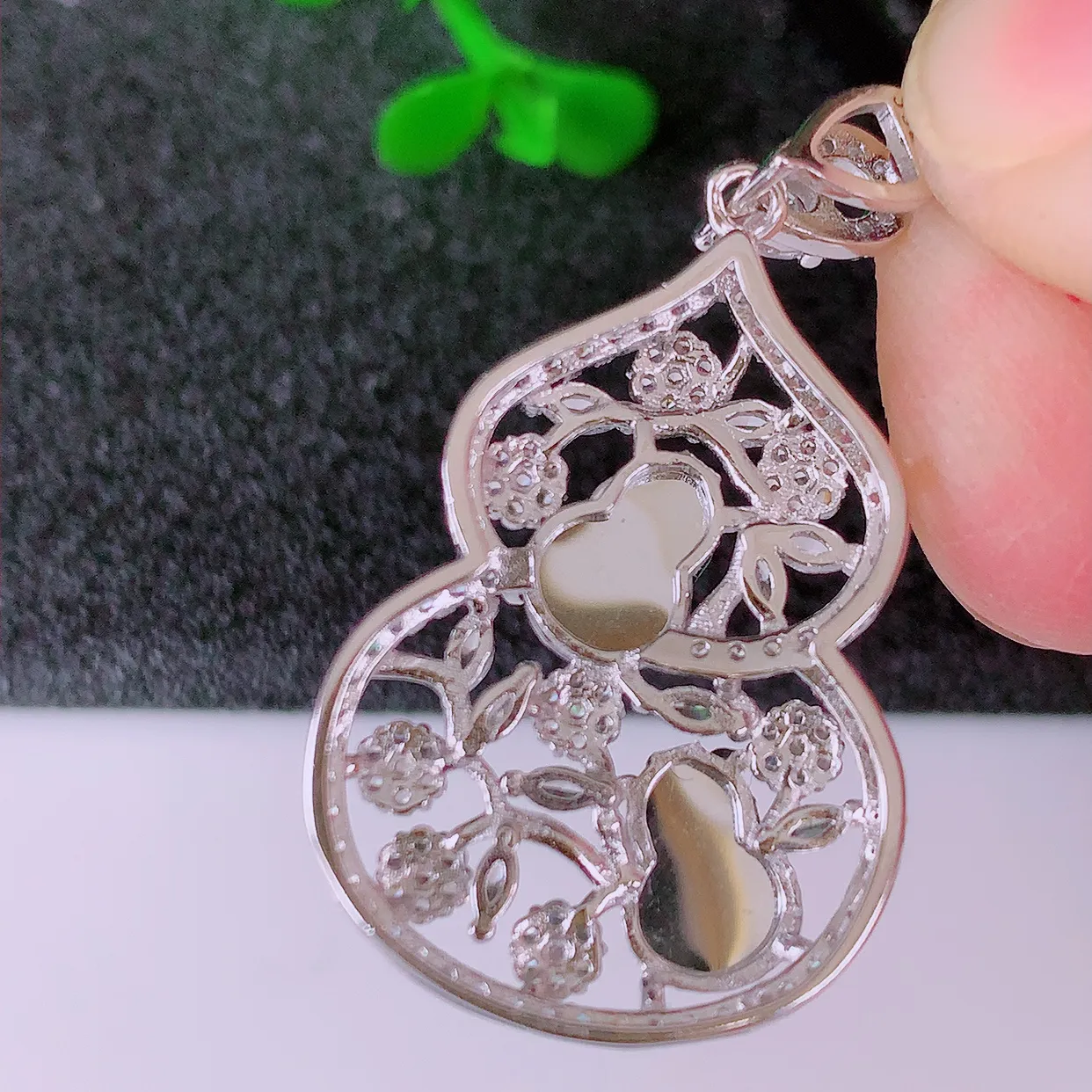 冰透满绿翡翠925银镶嵌葫芦吊坠，自然光实拍，翠色灵动，颜色漂亮，种老水足，品相佳，佩戴佳品！#97.17整体34.5*20*7.2 裸石7.8*5.8