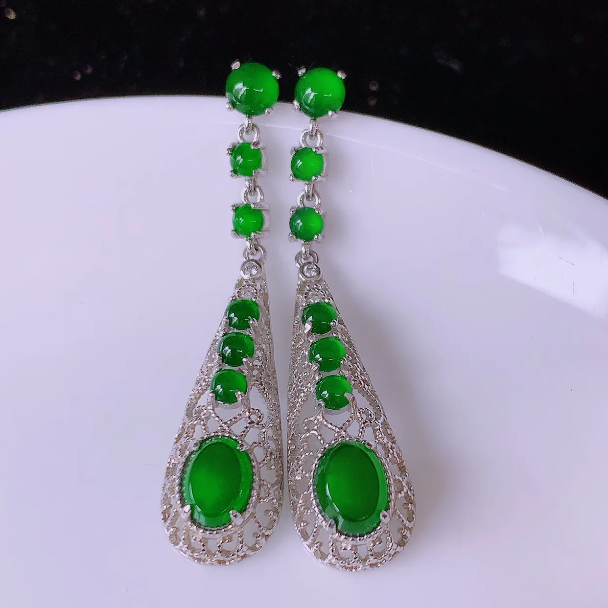 冰透满绿翡翠925银镶嵌耳坠，自然光实拍，翠色灵动，颜色漂亮，种老水足，品相佳，佩戴佳品！#97.17整体42*9.5*5.5取一裸石6.8*5