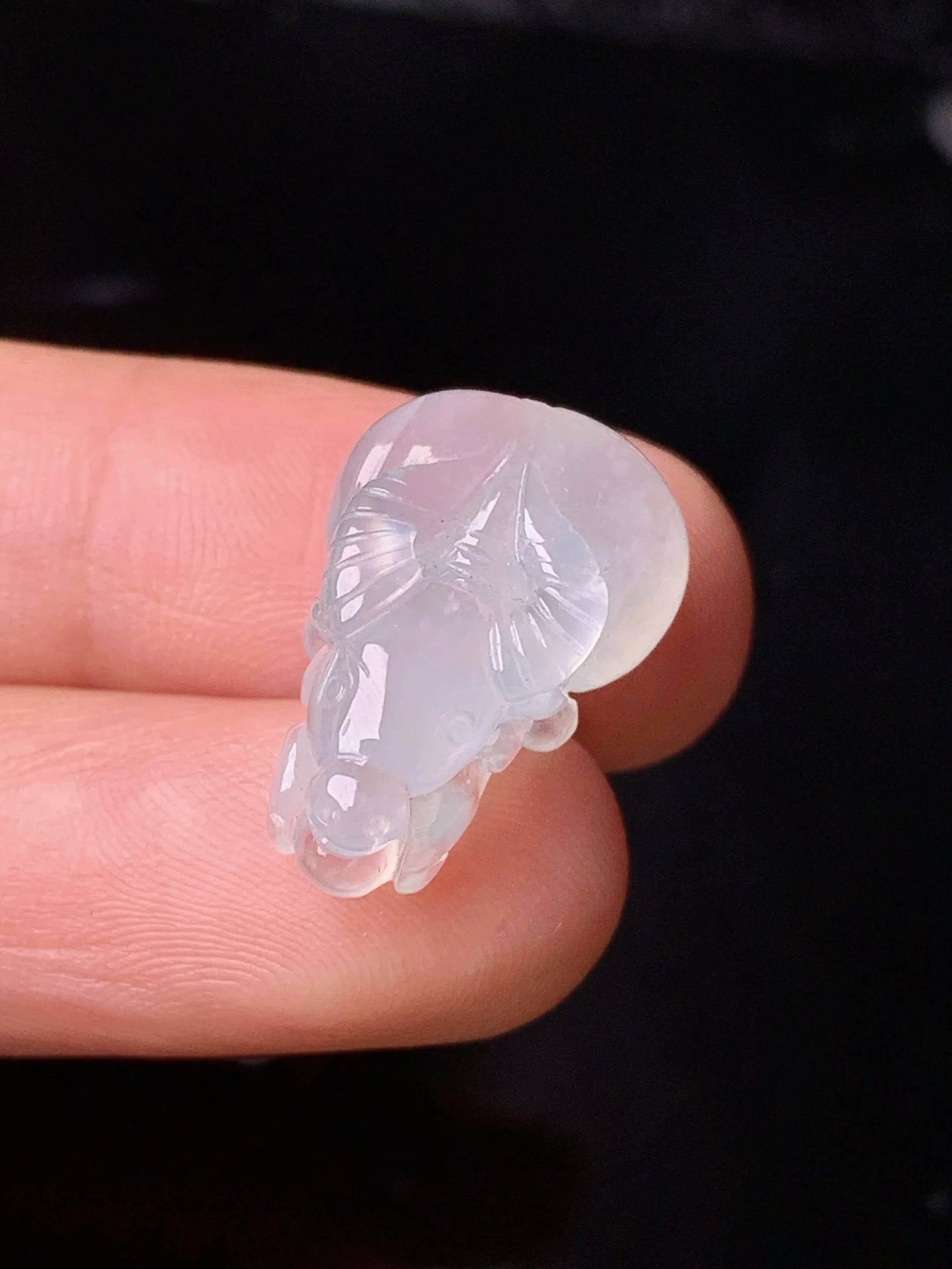 冰种生肖牛吊坠 玉质细腻 色泽清新艳丽 整体尺寸19.8*13*7.6