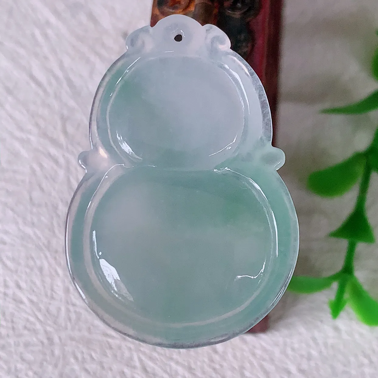 自然光实拍，冰种飘花翡翠葫芦吊坠，葫芦寓意福禄双全，财源滚滚，饱满，清新脱俗，佩戴效果优雅迷人！#57.17