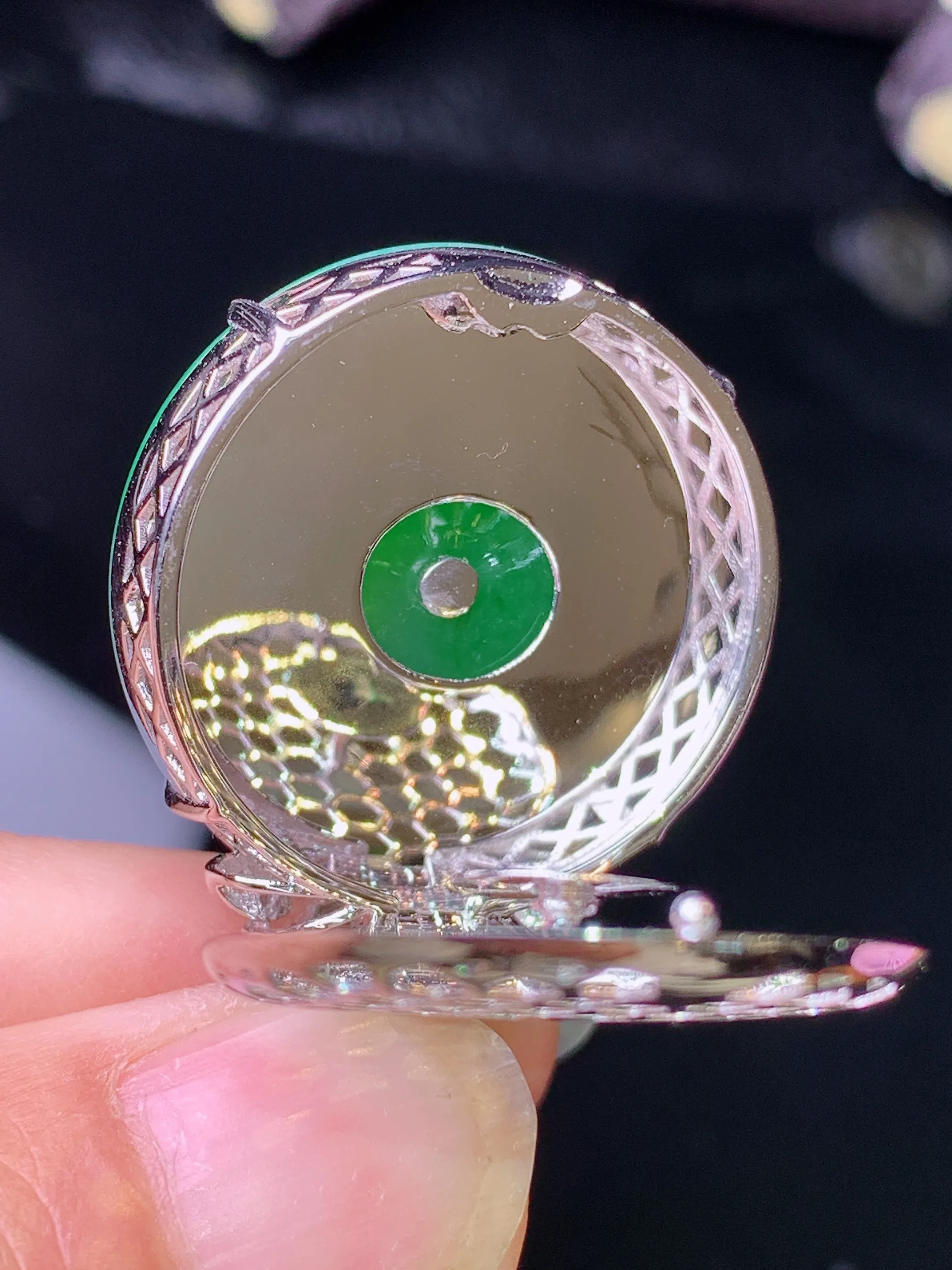 18k金钻镶嵌翠绿平安扣吊坠 玉质细腻 色泽清新艳丽 整体尺寸36*24.2*9.5