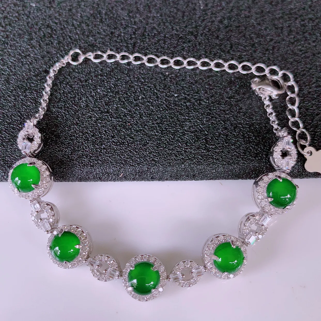 冰透满绿翡翠925银镶嵌手链，自然光实拍，翠色灵动，颜色漂亮，种老水足，品相佳，佩戴佳品！#97.1