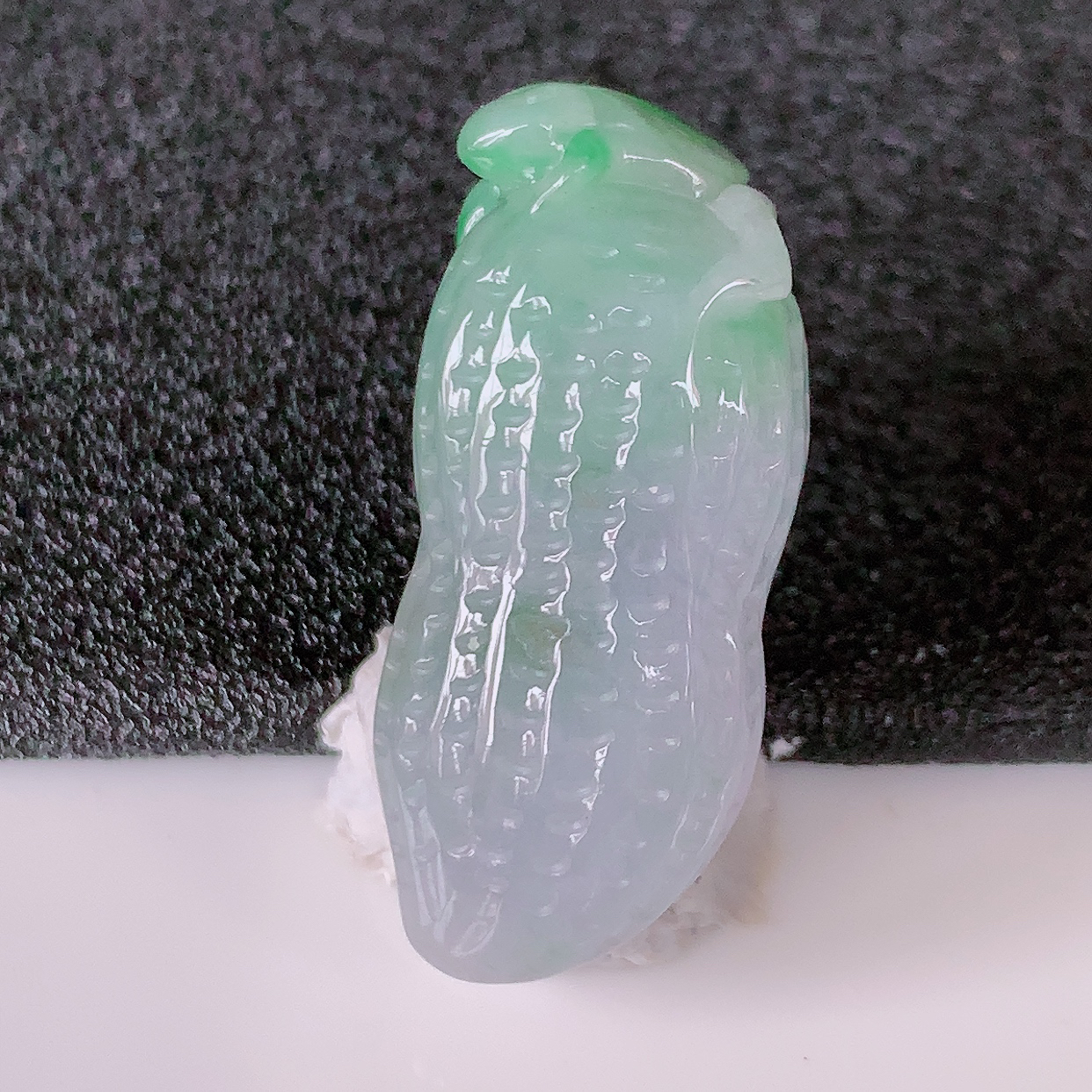 自然光实拍，冰润飘绿生意兴隆花生翡翠吊坠，生意兴隆 ，招财纳福 ，财源滚滚来 ，种水足，雕工精湛，配戴时尚！#81.17