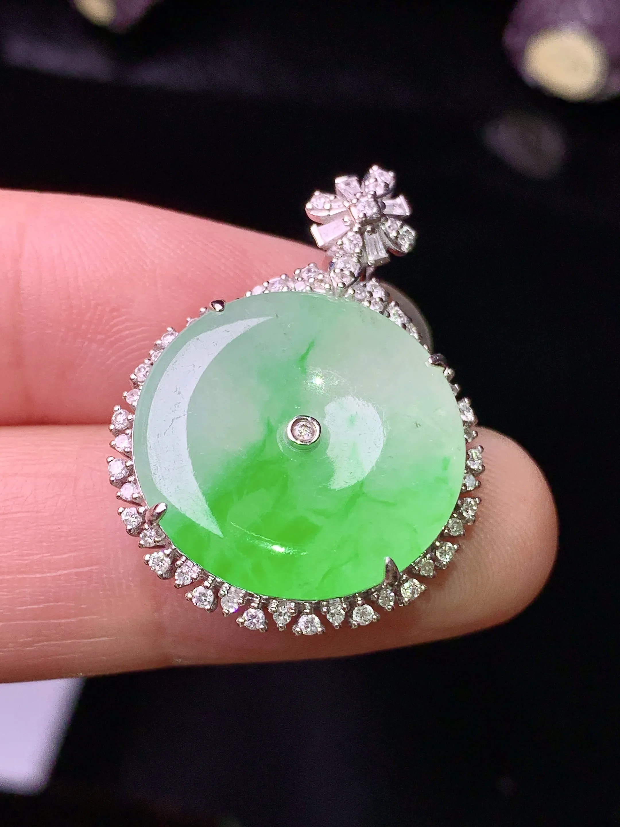 18k金钻镶嵌飘绿平安扣吊坠 玉质细腻 色泽清新艳丽 整体尺寸29.2*21.2*6.8