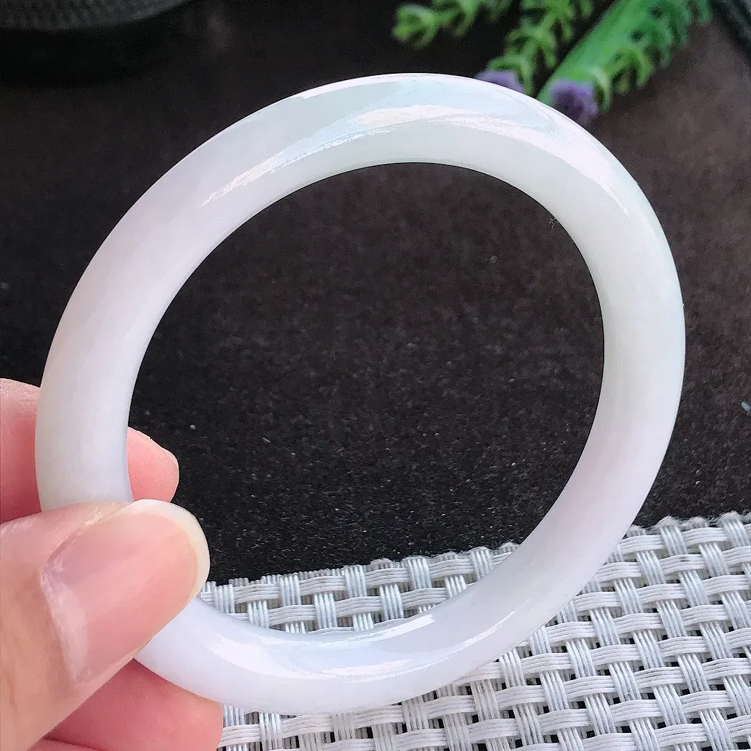 天然a货翡翠55.5/8.2/8.5老坑秀气温润白月光圆条手镯玉手镯