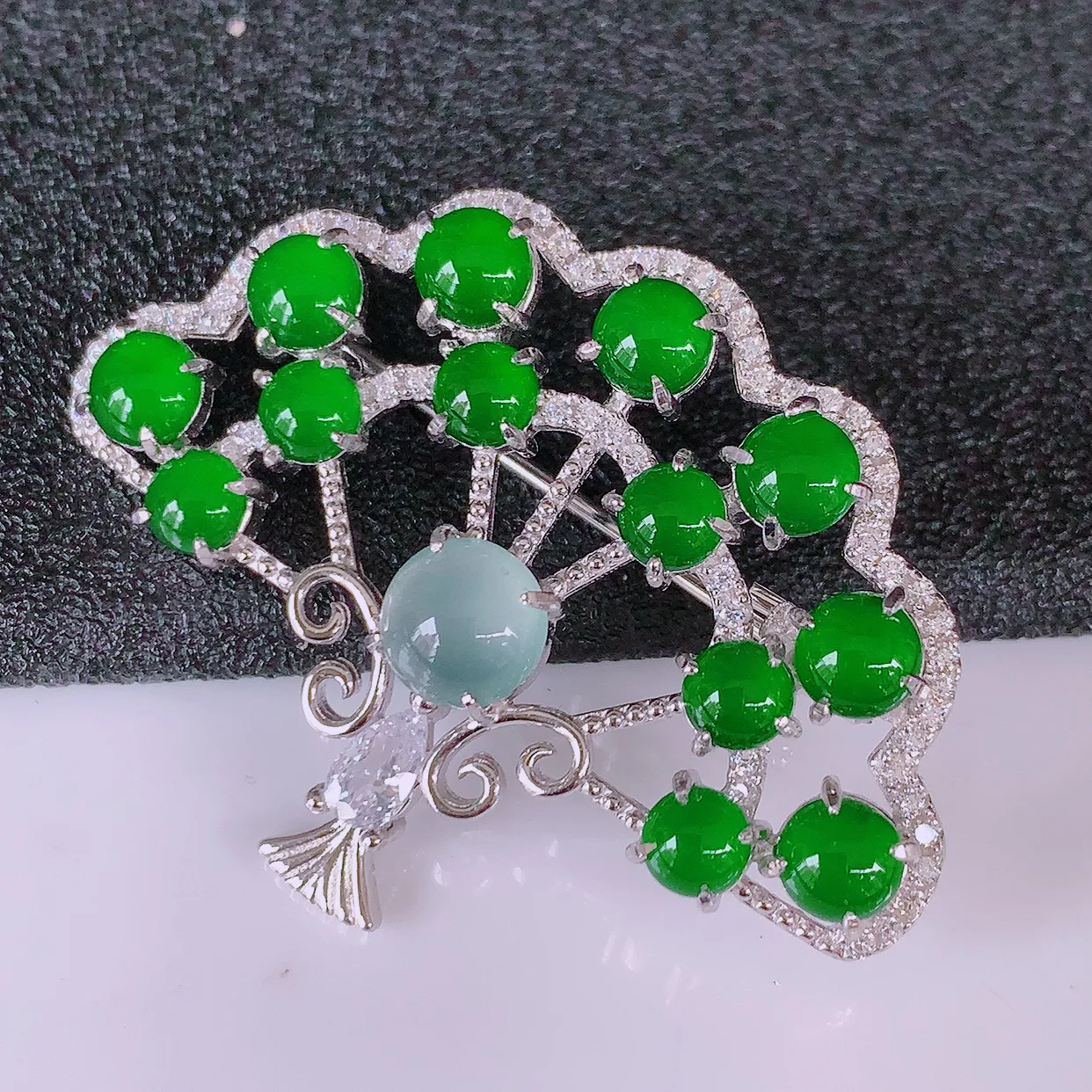 冰透满绿翡翠925银镶嵌胸针，自然光实拍，翠色灵动，颜色漂亮，种老水足，品相佳，佩戴佳品！#97.17整体37.8*28*7.8裸石4.5*4.5