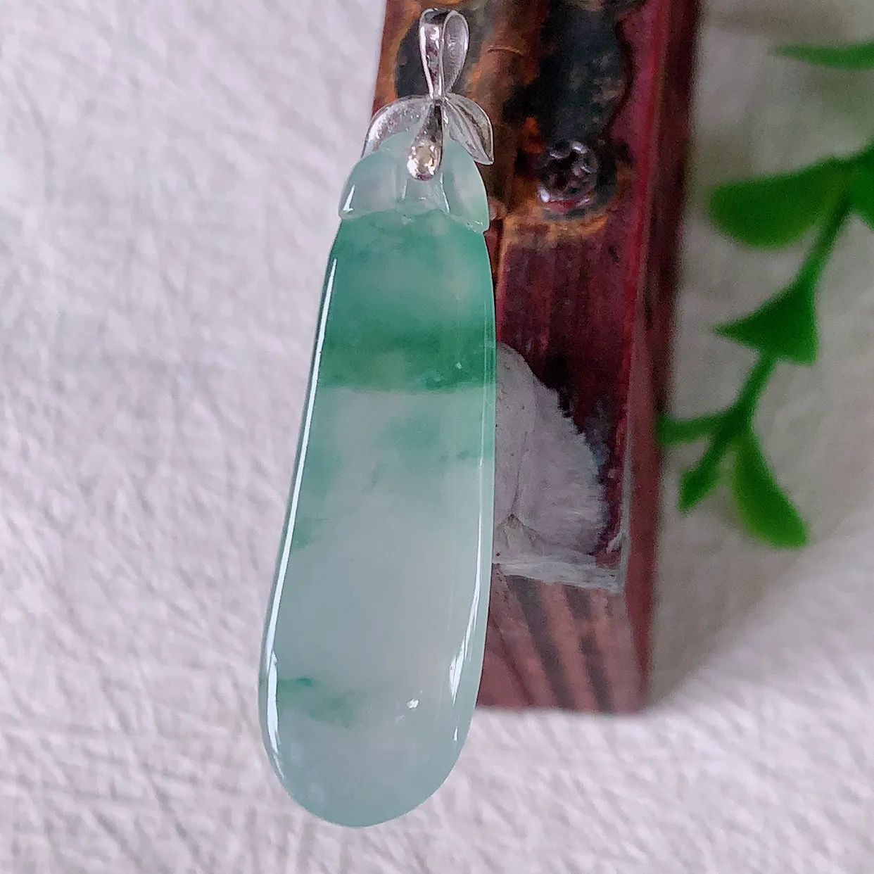 18K金镶嵌冰种飘花翡翠福瓜吊坠，种老水足，雕工精湛 ，寓意美好，佩戴时尚出众！#12.17