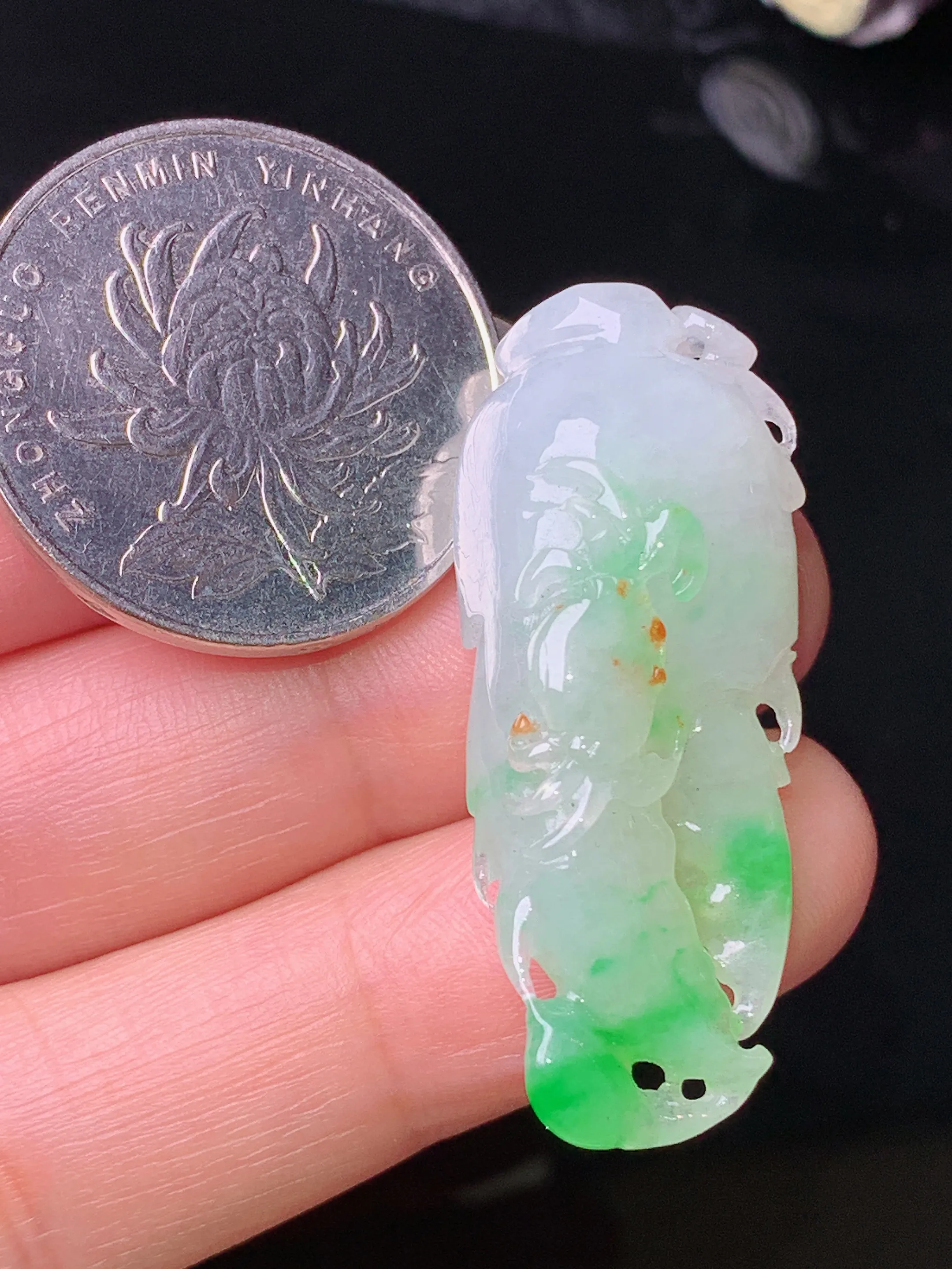 飘绿蟹钳吊坠 玉质细腻 色泽清新艳丽 整体尺寸37.8*15.2*10