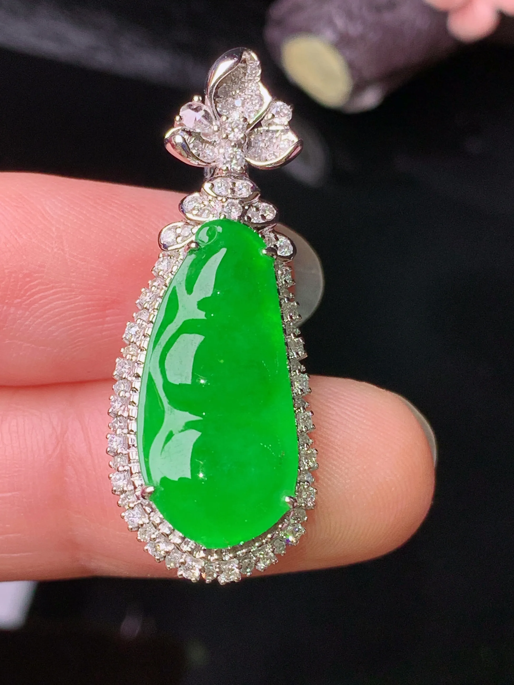 18k金钻镶嵌满绿四季豆吊坠 玉质细腻 色泽清新艳丽 整体尺寸34.3*13.2*10