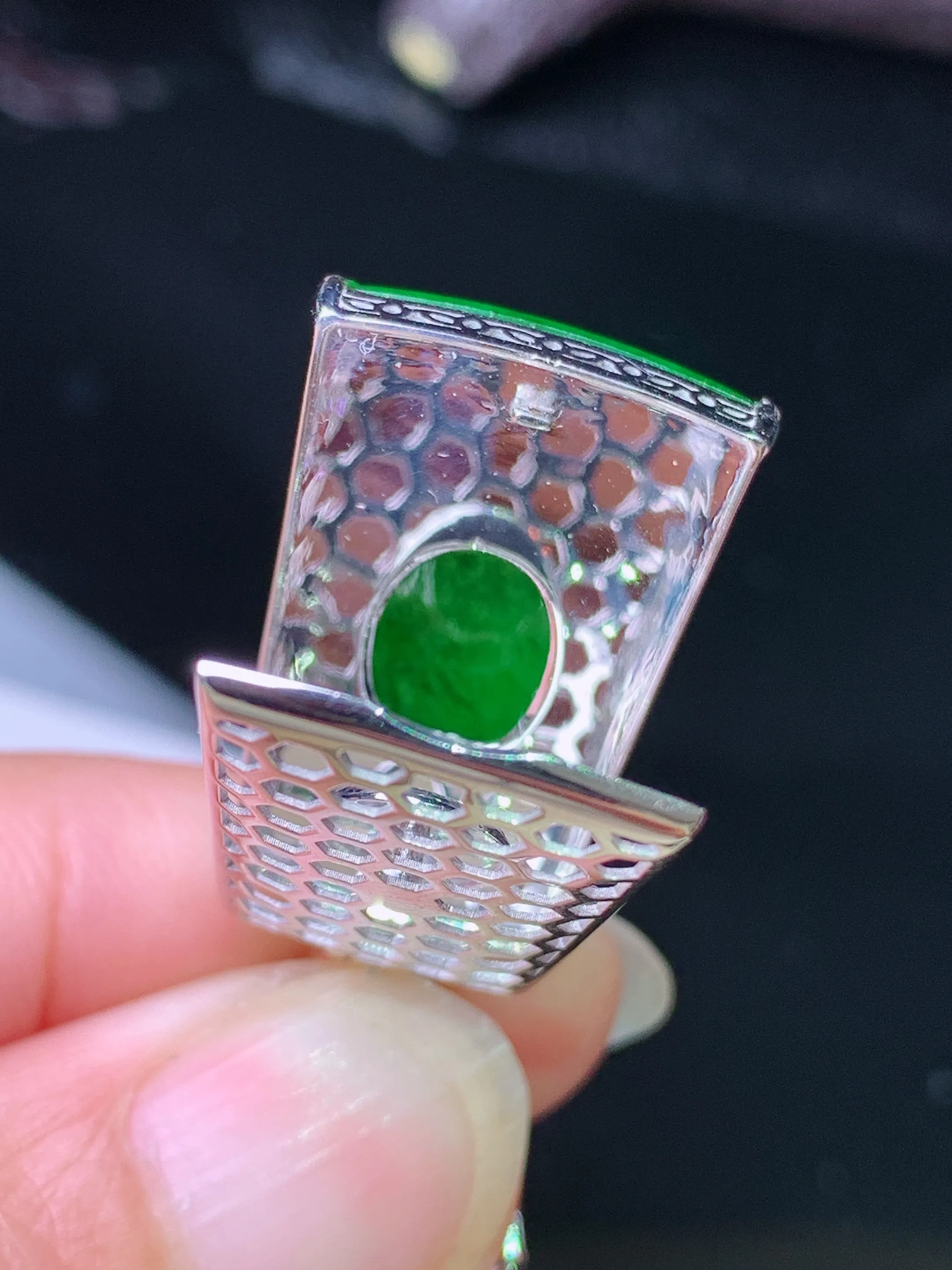 18k金钻镶嵌满绿无事牌吊坠 玉质细腻 色泽清新艳丽 整体尺寸31*16*6.5