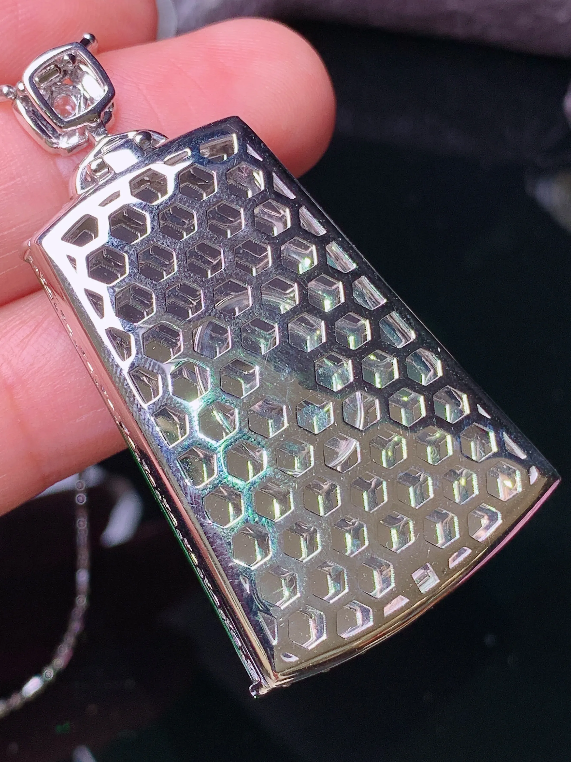 18k金钻镶嵌满绿无事牌吊坠 玉质细腻 色泽清新艳丽 整体尺寸47.3*26.5*6.8