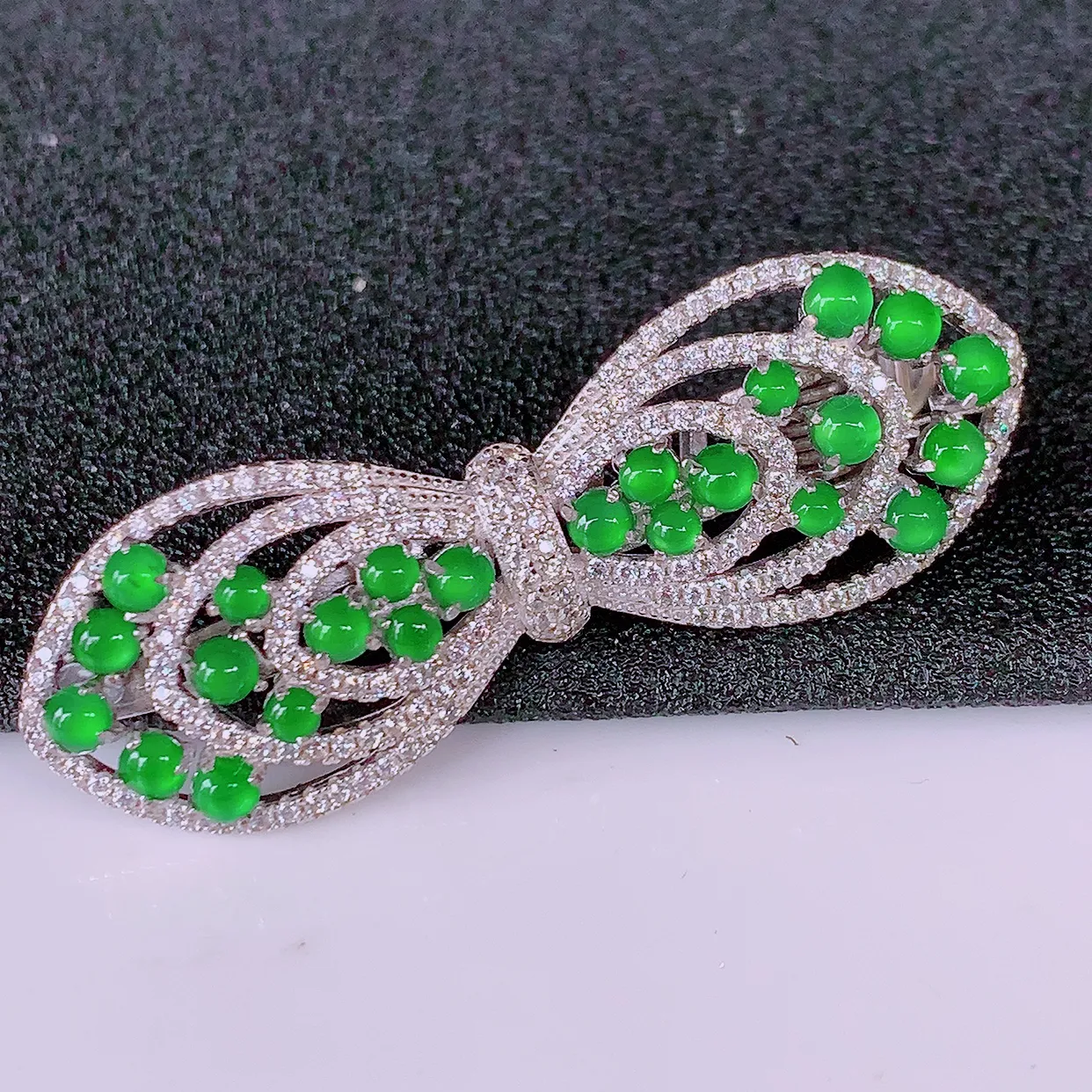 冰透满绿翡翠925银镶嵌胸针，自然光实拍，翠色灵动，颜色漂亮，种老水足，品相佳，佩戴佳品！#97.17整体48*16*12裸石2.8*2.8
