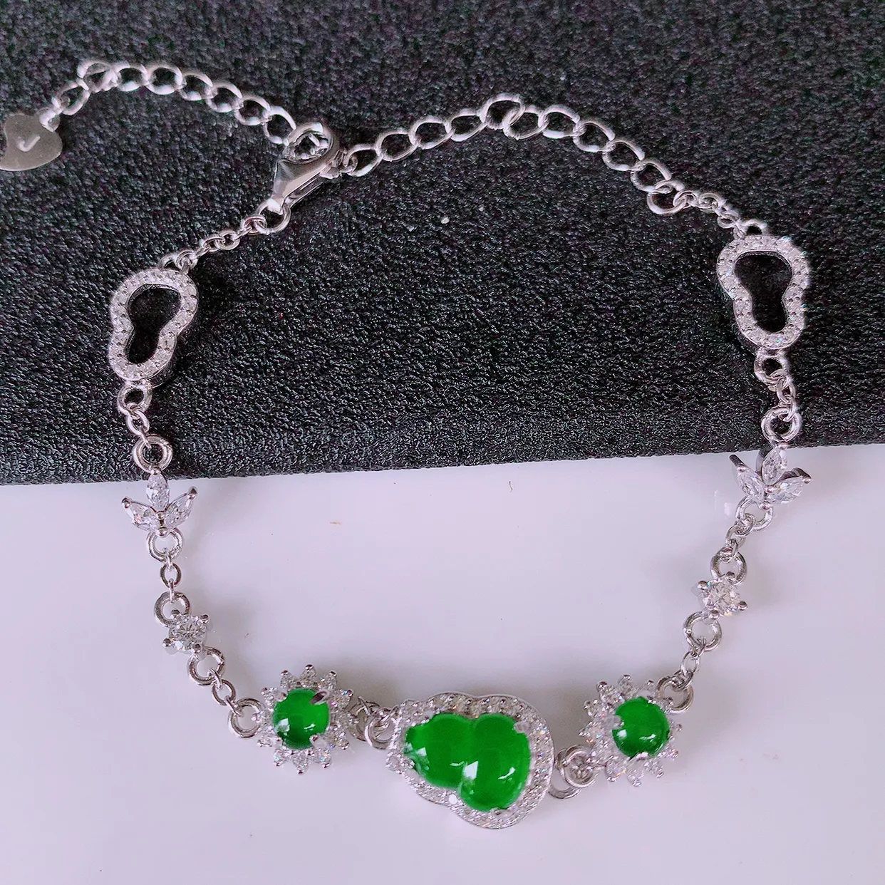 冰透满绿翡翠925银镶嵌葫芦手链，自然光实拍，翠色灵动，颜色漂亮，种老水足，品相佳，佩戴佳品！#97.17葫芦整体 14.5-8.2*5裸石8*5.8