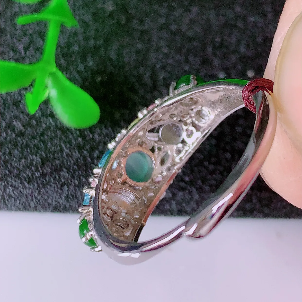 冰透满绿翡翠925银镶嵌戒面，自然光实拍，翠色灵动，颜色漂亮，种老水足，品相佳，佩戴佳品！#97.17（圈口可调大小）整体23.5-17.5-5.2裸石4.2-4.2