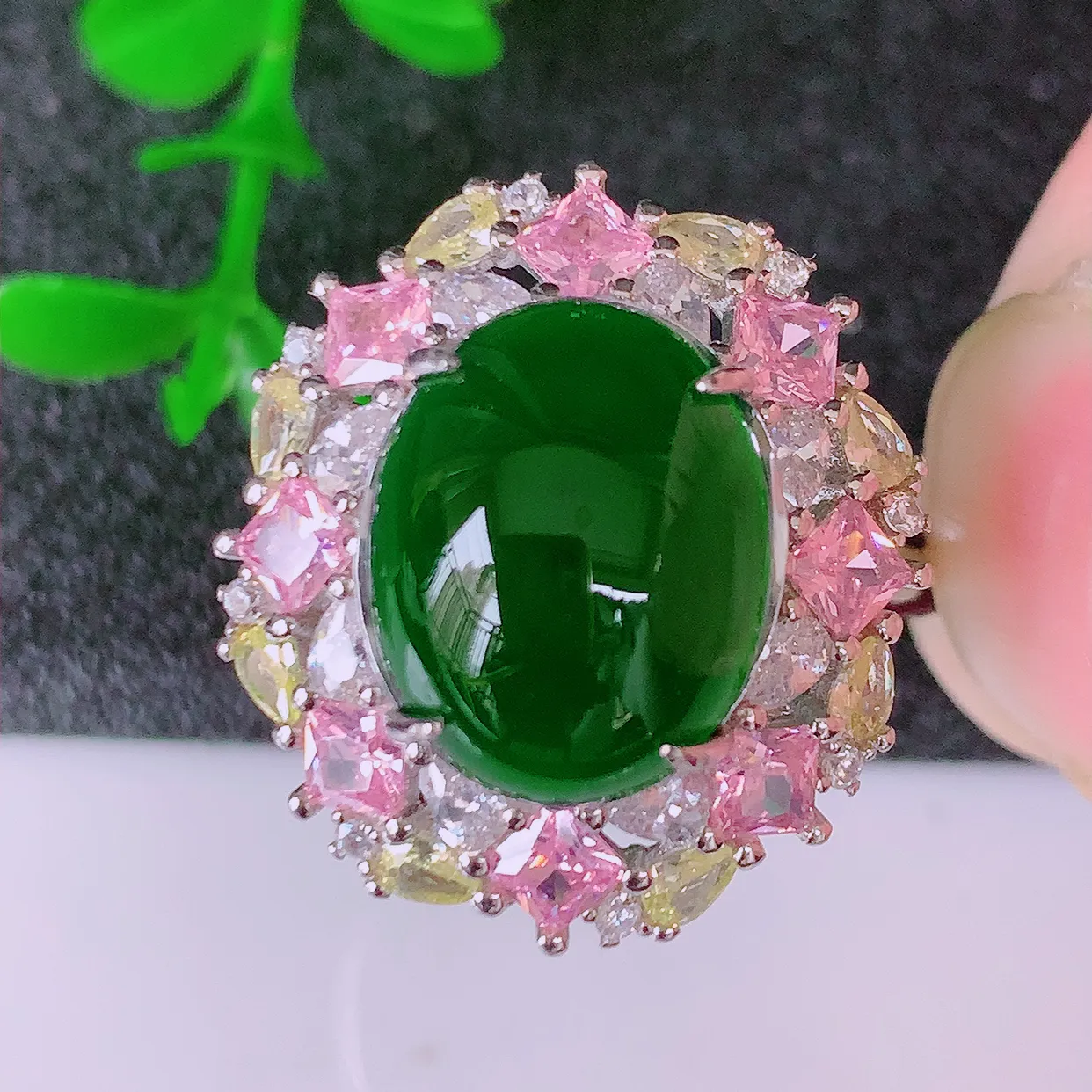 大颗冰透满绿翡翠蛋面925银镶嵌戒面，自然光实拍，翠色灵动，颜色漂亮，种老水足，品相佳，佩戴佳品！#