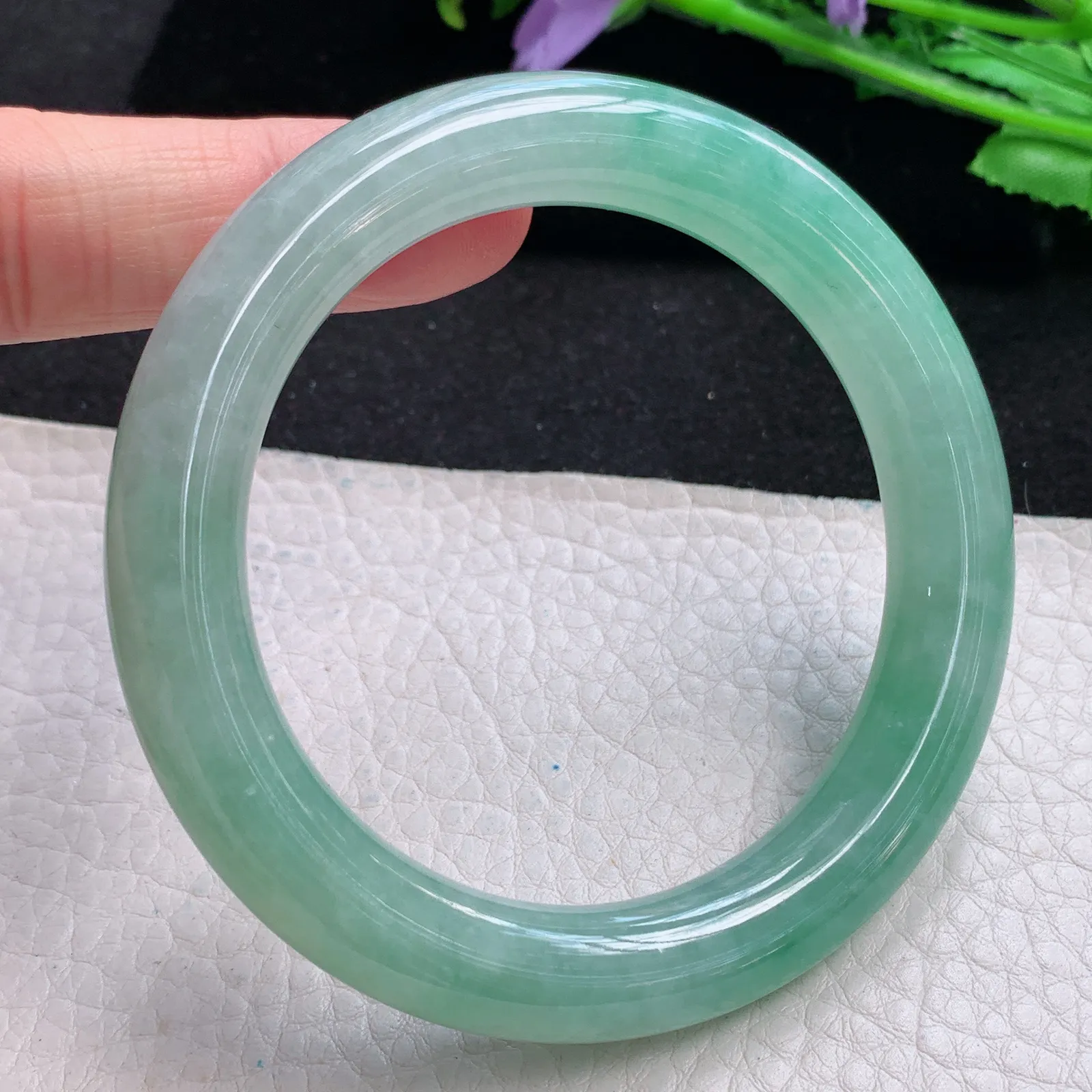 xh自然光57*10.5美人镯 缅甸翡翠冰绿水灵圆条玉手镯 平安镯