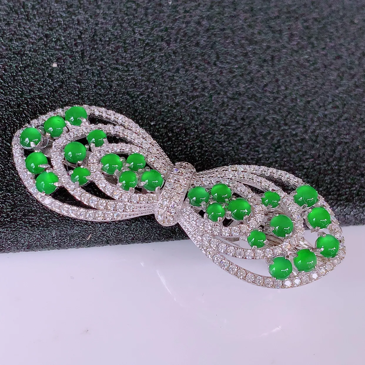 冰透满绿翡翠925银镶嵌胸针，自然光实拍，翠色灵动，颜色漂亮，种老水足，品相佳，佩戴佳品！#97.1