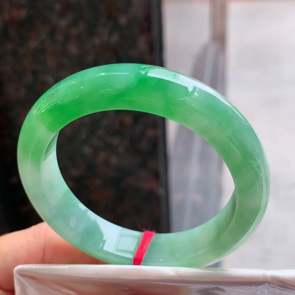 正圈冰糯芙蓉阳绿 无瑕 尺寸:53.4/12.2/8.7 色好