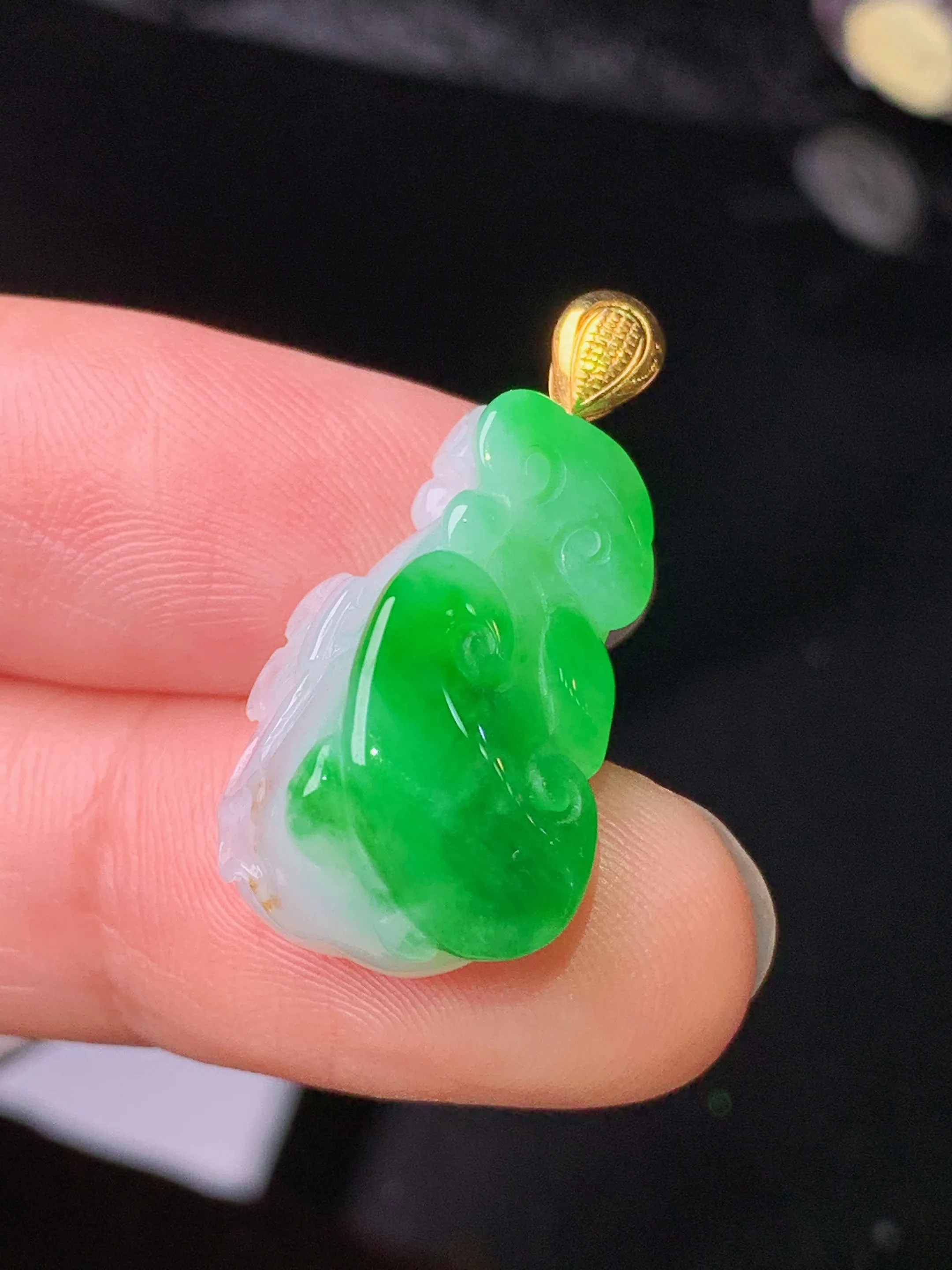 18k金镶嵌飘绿如意吊坠 玉质细腻 色泽清新艳丽 整体尺寸27*13.8*9.5