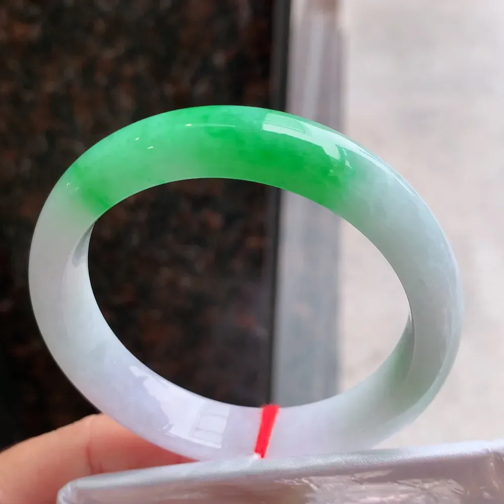 正圈冰糯阳绿 无瑕 尺寸:57.1/12.4/8.1 色好🥰🥰