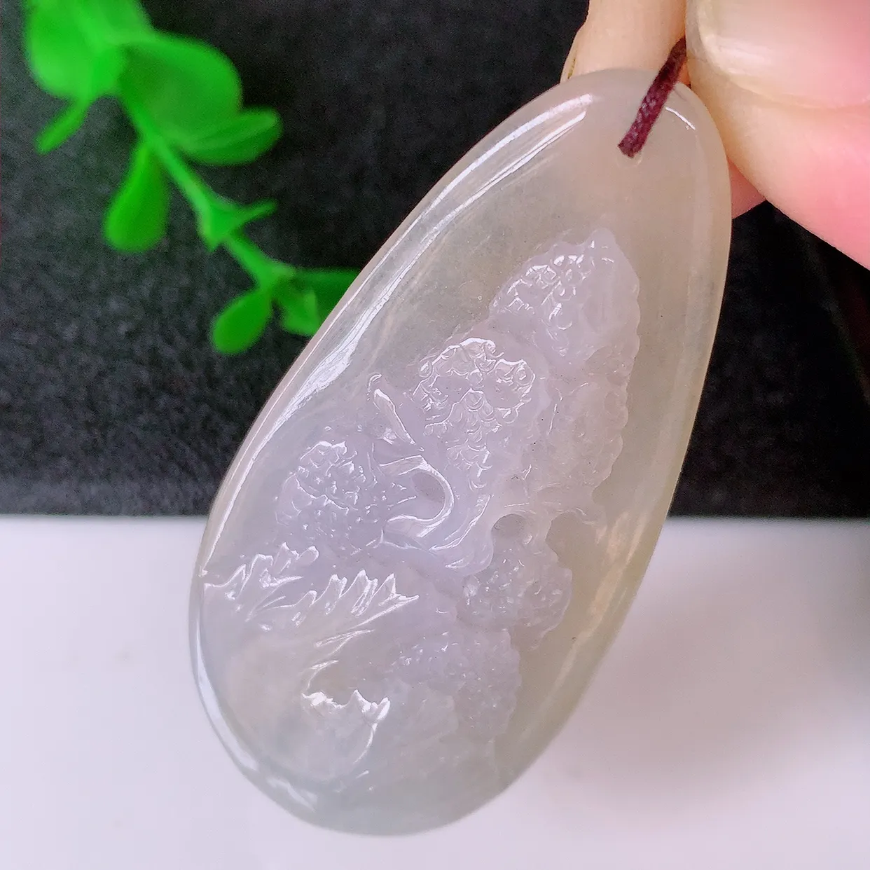 自然光实拍，冰黄翡翡翠山水牌吊坠，翡翠山水，立体生动形象，山水素材布局合理，意境感佳，佩戴上身效果更高贵 #60.17