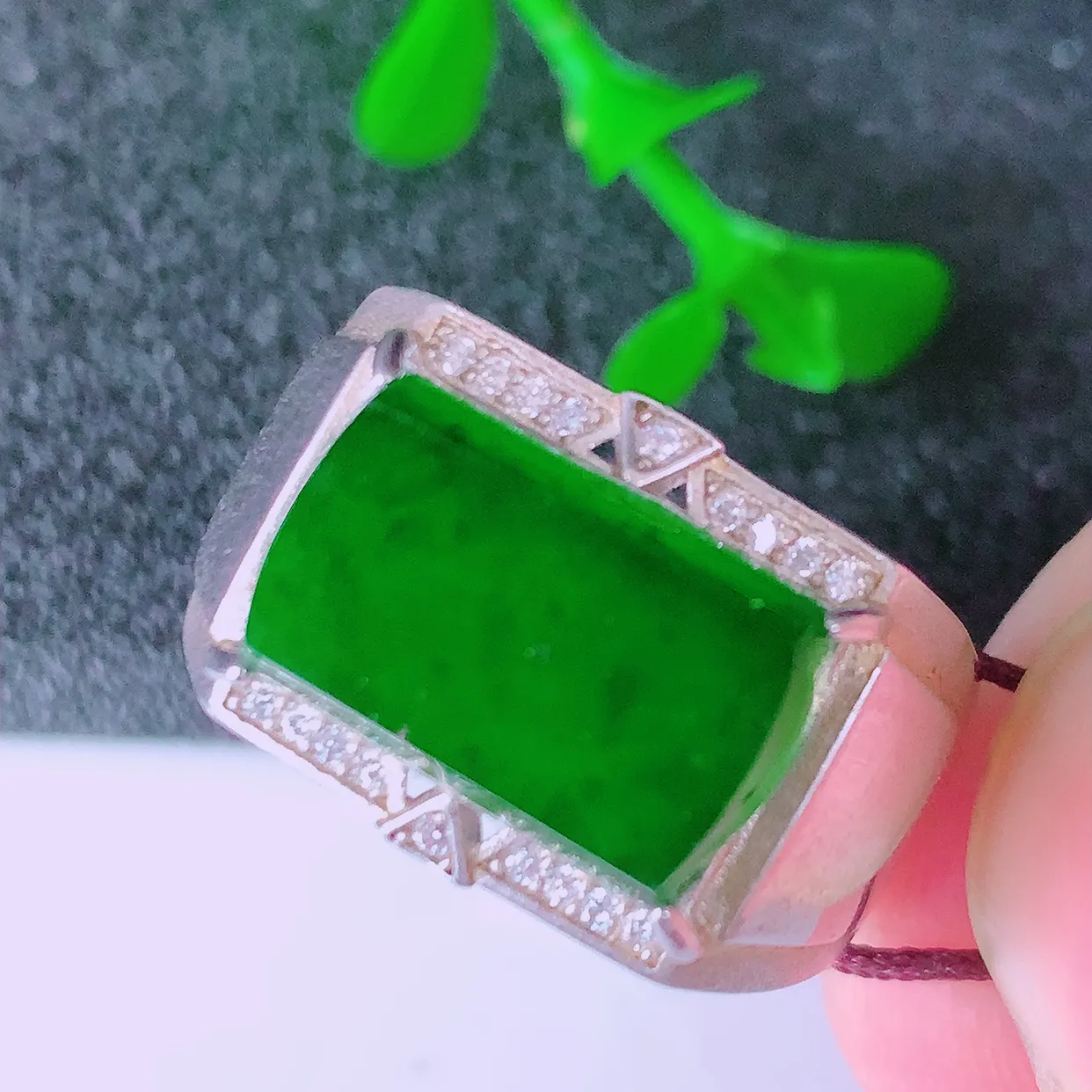 冰透满绿翡翠925银镶嵌马鞍戒指，自然光实拍，翠色灵动，颜色漂亮，种老水足，品相佳，佩戴佳品！#97.17（圈口可调大小）整体25.5*18.8*6.2裸石13.5*8.8