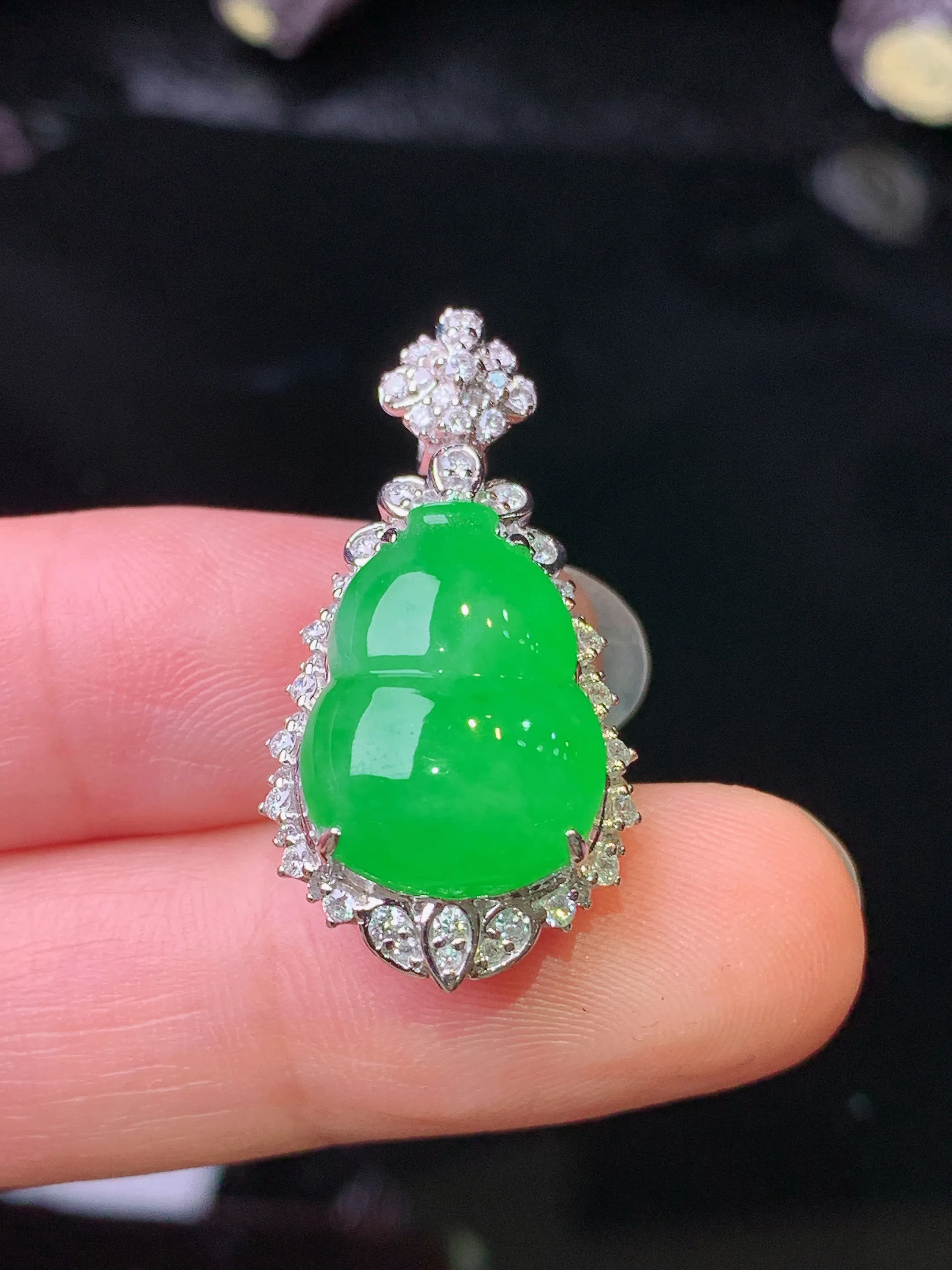 18k金钻镶嵌翠绿葫芦吊坠 玉质细腻 色泽清新艳丽 整体尺寸29.8*15.2*11.7