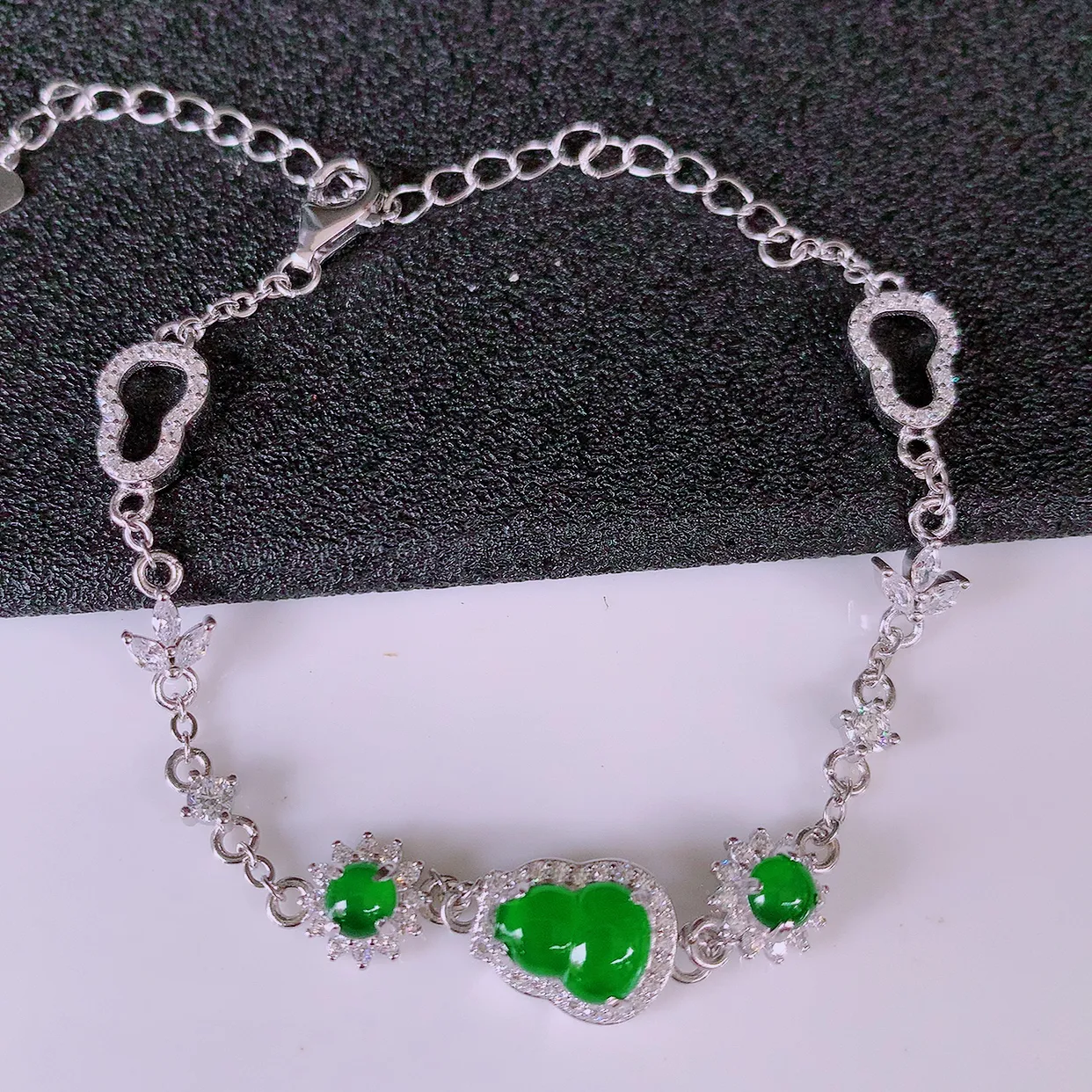 冰透满绿翡翠925银镶嵌葫芦手链，自然光实拍，翠色灵动，颜色漂亮，种老水足，品相佳，佩戴佳品！#97.17葫芦整体 14.5-8.2*5裸石8*5.8