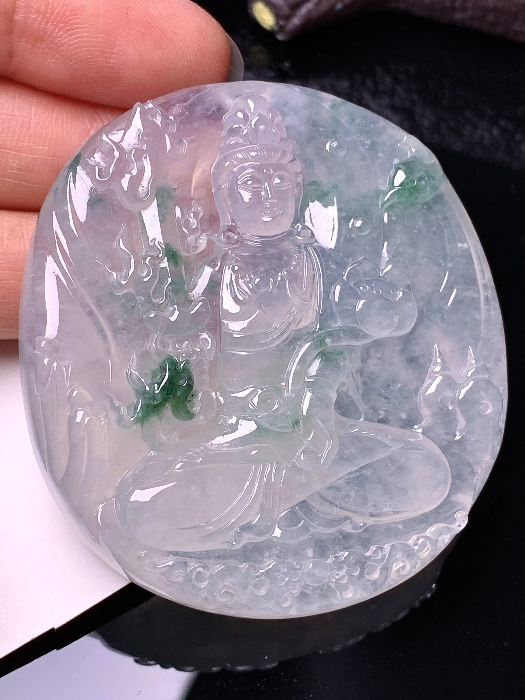 冰种飘绿大势至观音菩萨吊坠 玉质细腻 色泽清新艳丽 整体尺寸55.6*51.3*9.6