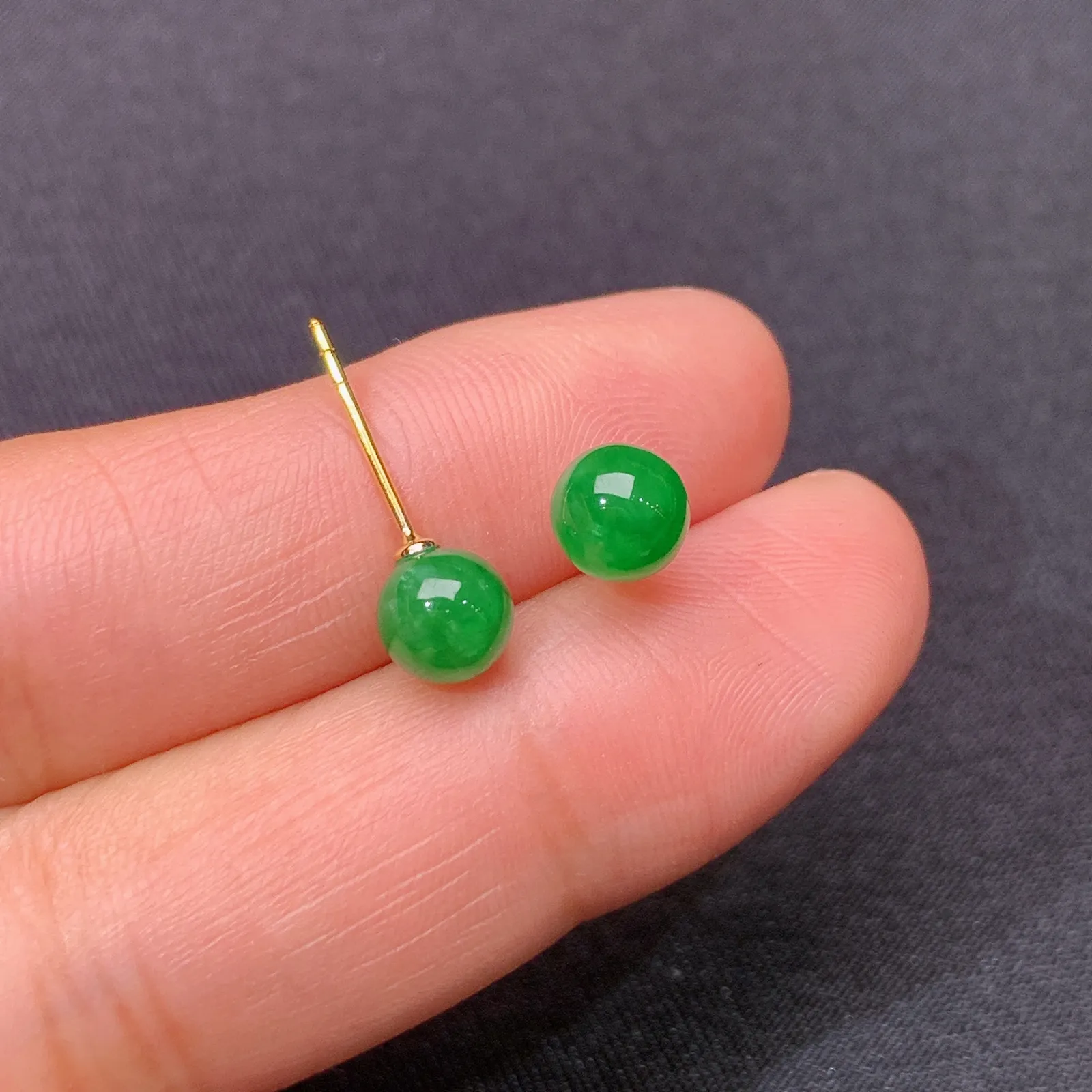 阳绿圆珠耳钉，18k金镶嵌，简约时尚，冰润色阳，种水足 直径5.7