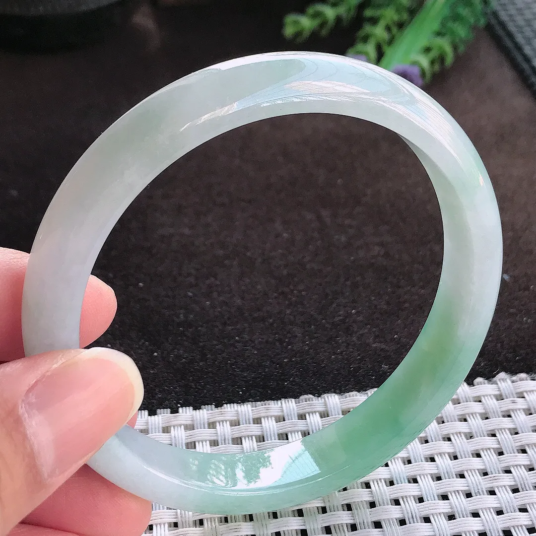 天然a货翡翠61.5/11.1/7大圈口老坑冰润飘绿手镯宽边玉手镯