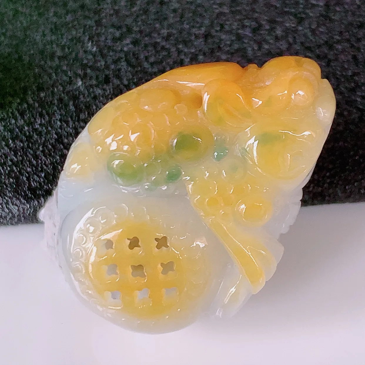 自然光实拍，冰润黄翡双彩翡翠招财金蟾吊坠，种老水足，雕工精湛 ，寓意美好，佩戴时尚出众！#60.17