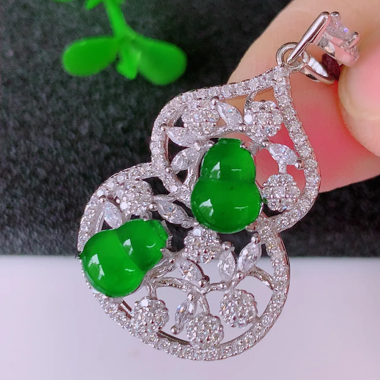 冰透满绿翡翠925银镶嵌葫芦吊坠，自然光实拍，翠色灵动，颜色漂亮，种老水足，品相佳，佩戴佳品！#97.17整体34.5*20*7.2 裸石7.8*5.8