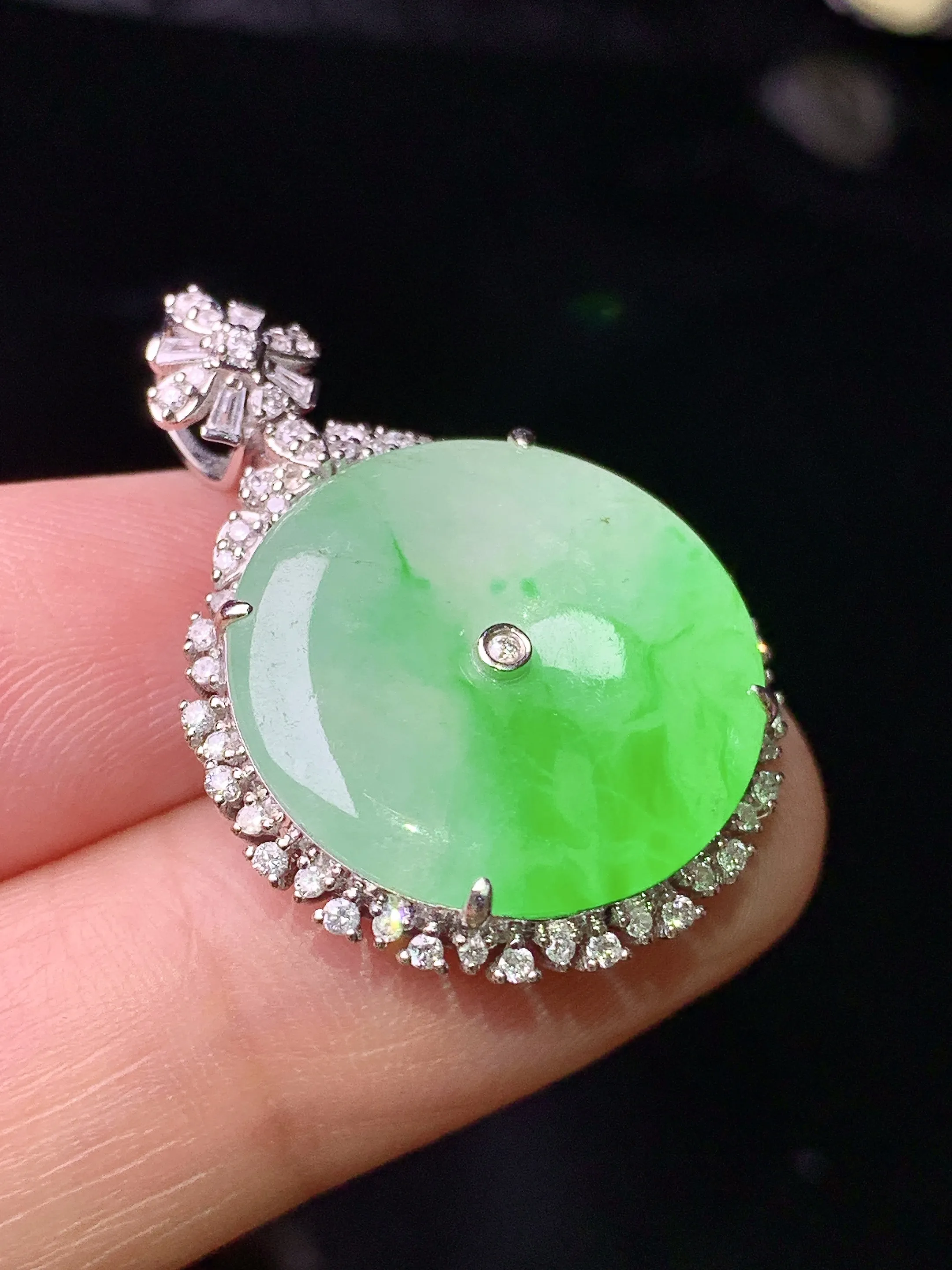 18k金钻镶嵌飘绿平安扣吊坠 玉质细腻 色泽清新艳丽 整体尺寸29.2*21.2*6.8