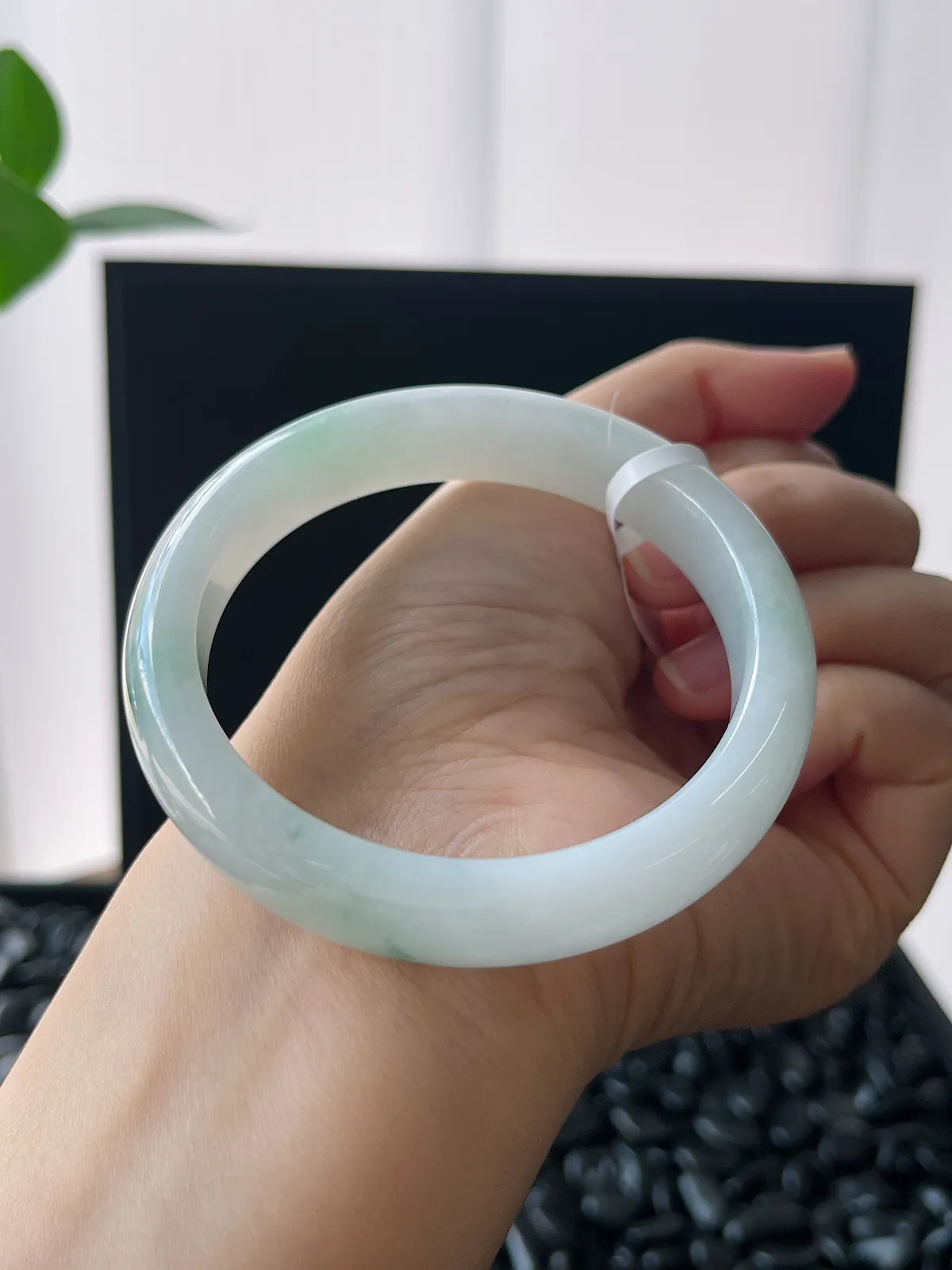 正圈56圈口，翡翠冰糯种飘绿手镯