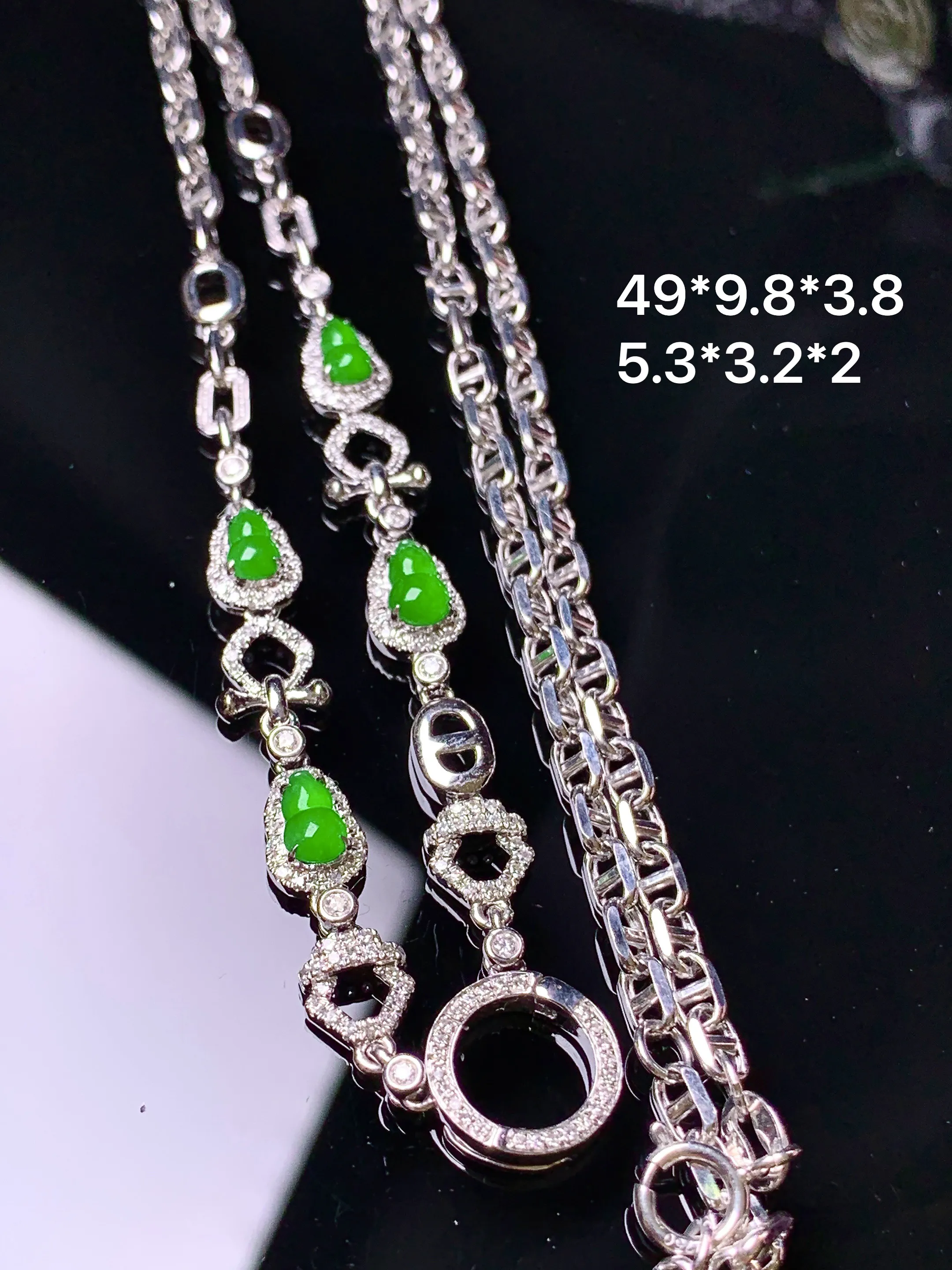 18k金钻镶嵌满绿葫芦项链 玉质细腻 色泽清新艳丽 整体尺寸49*9.8*3.8